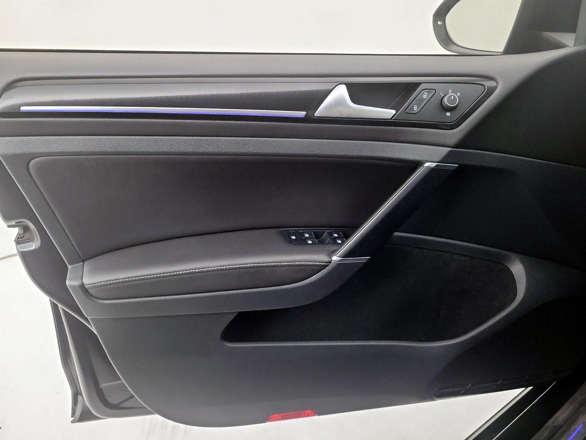 Thumbnail: 2016 Volkswagen Golf - 12