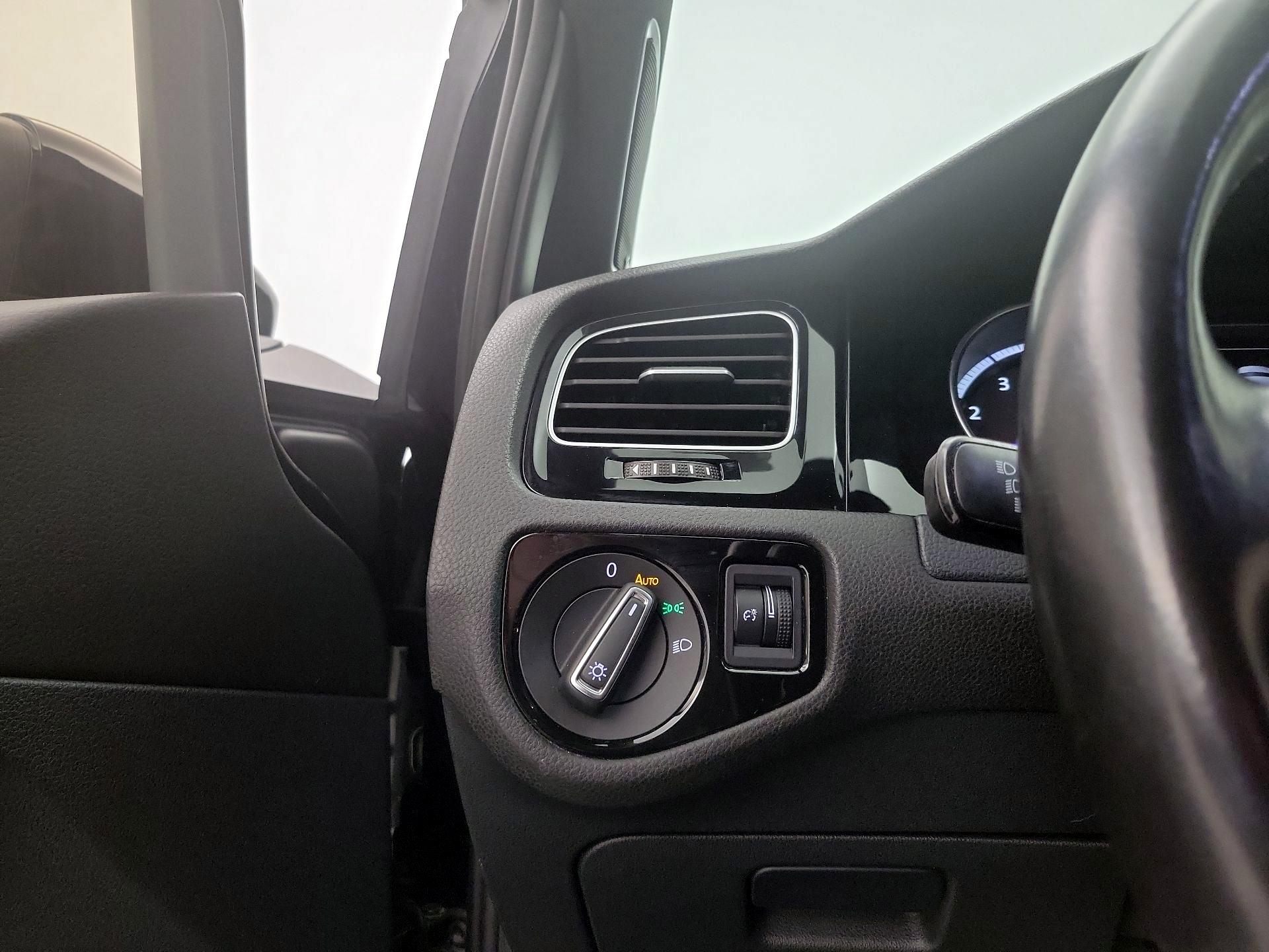 Thumbnail: 2016 Volkswagen Golf - 13