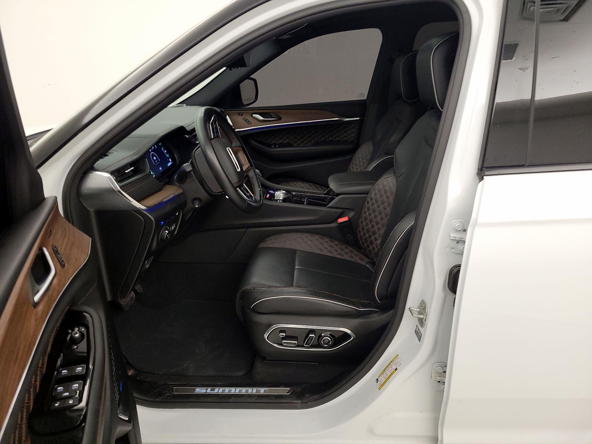 Thumbnail: 2023 Jeep Grand Cherokee - 11