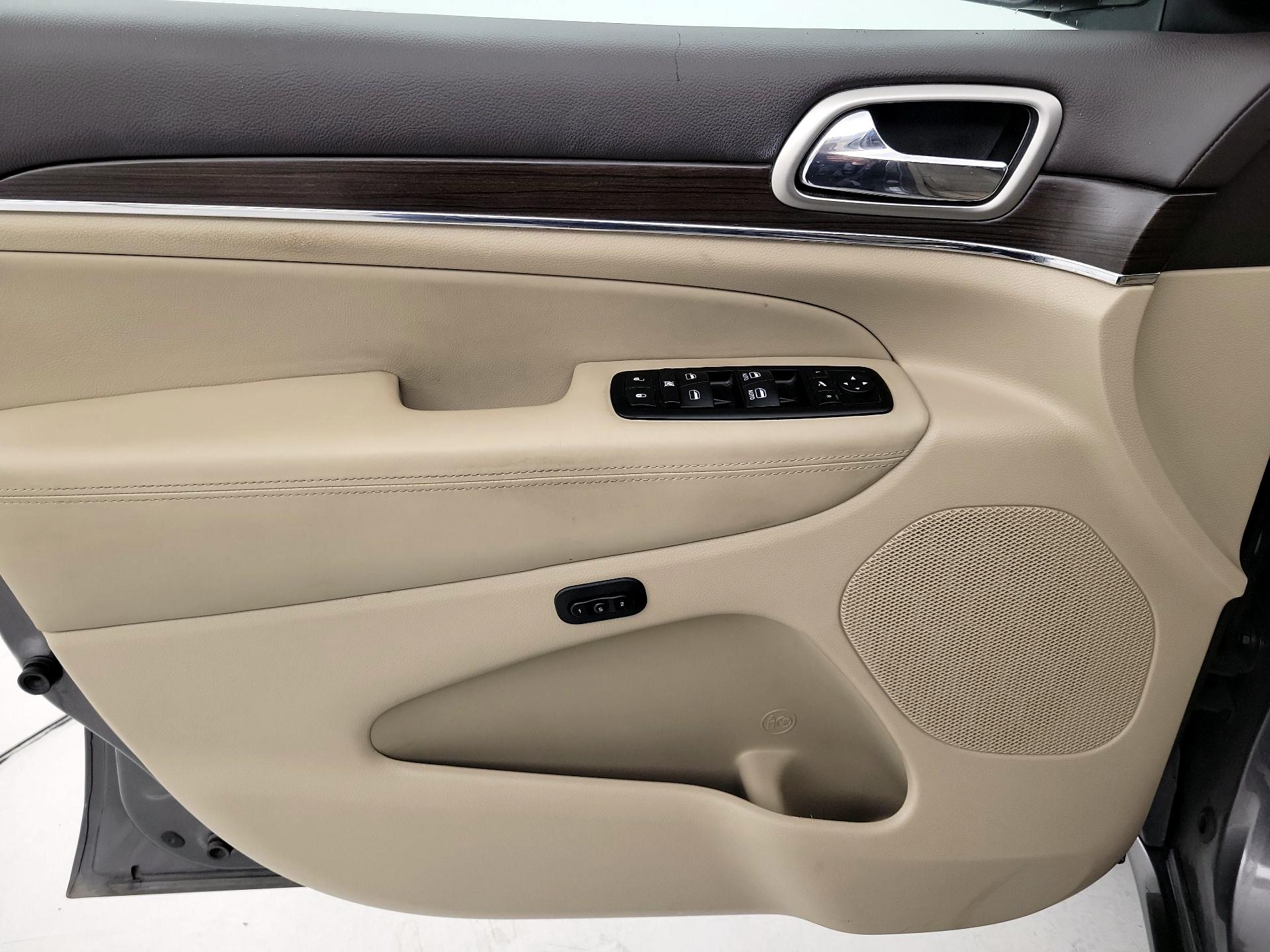 Thumbnail: 2015 Jeep Grand Cherokee - 12