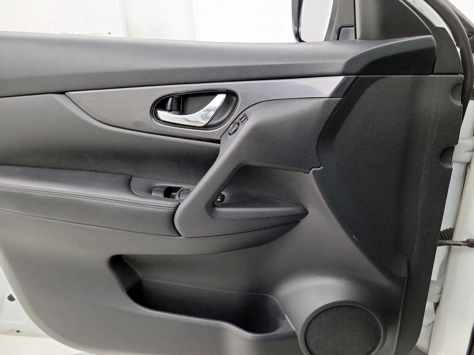 Thumbnail: 2017 Nissan Rogue - 12