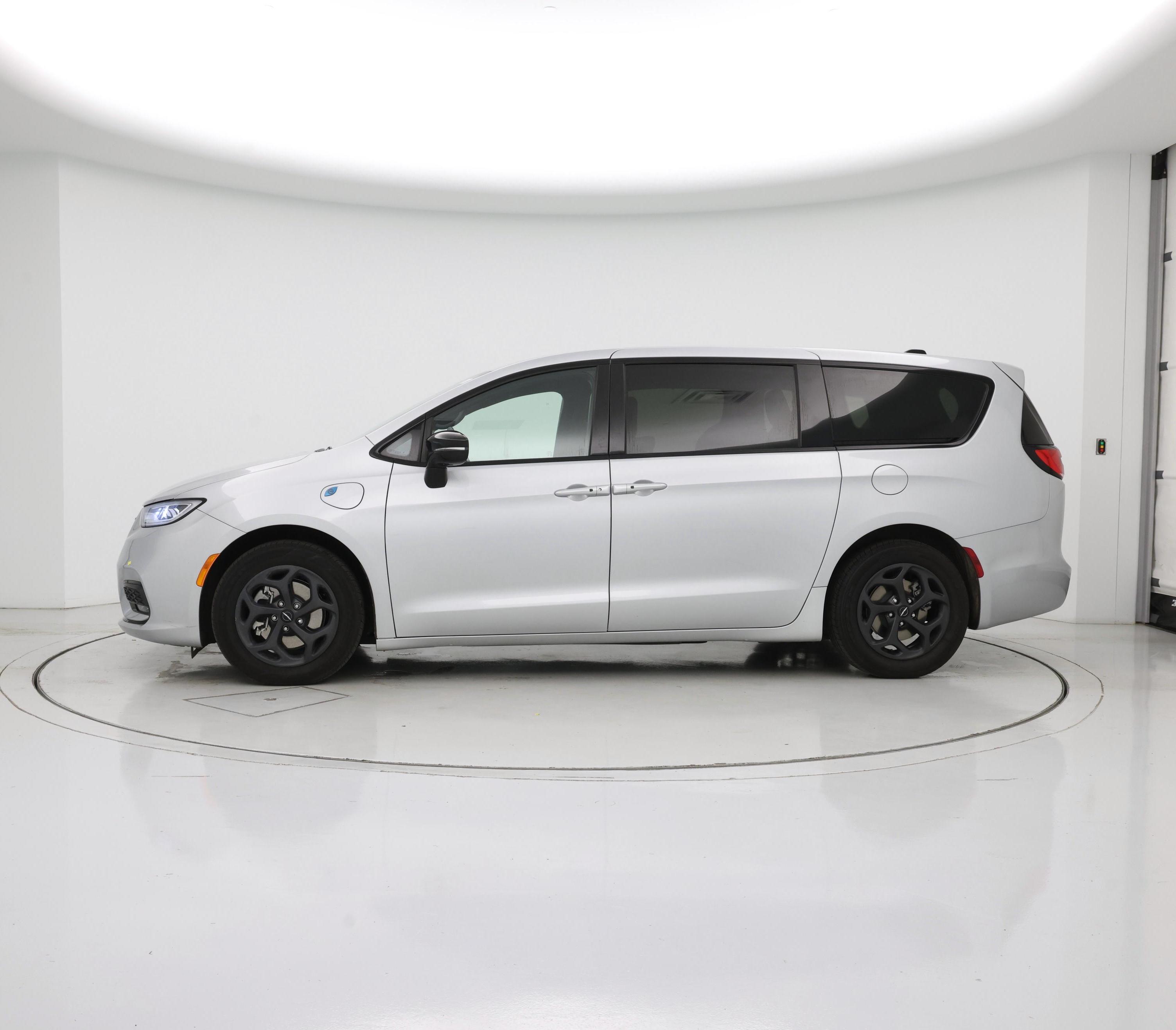 Thumbnail: 2023 Chrysler Pacifica - 3