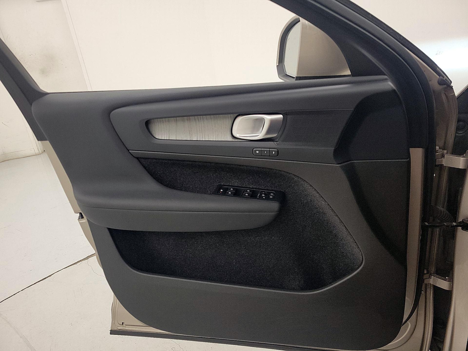 Thumbnail: 2023 Volvo XC40 - 12
