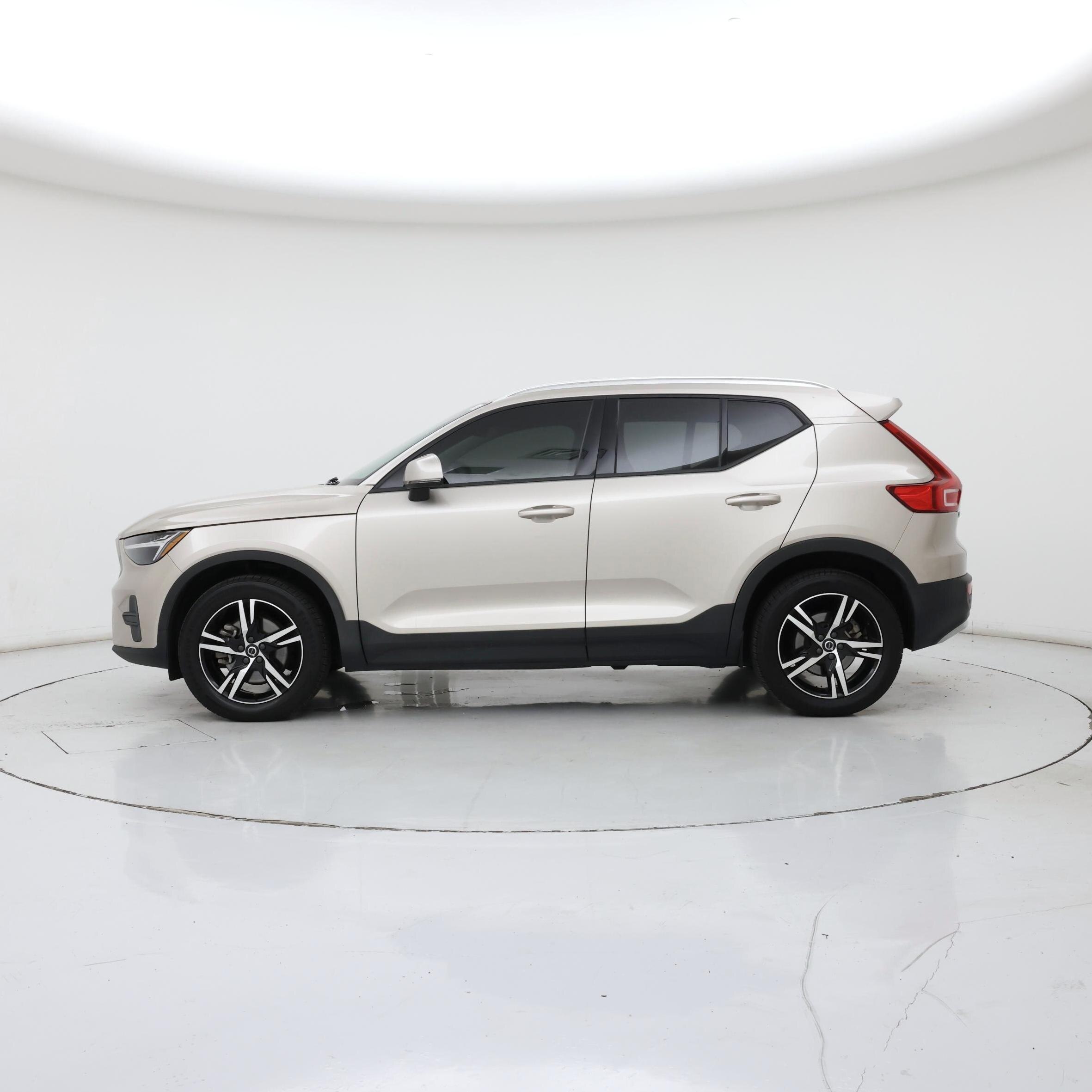 Thumbnail: 2023 Volvo XC40 - 3
