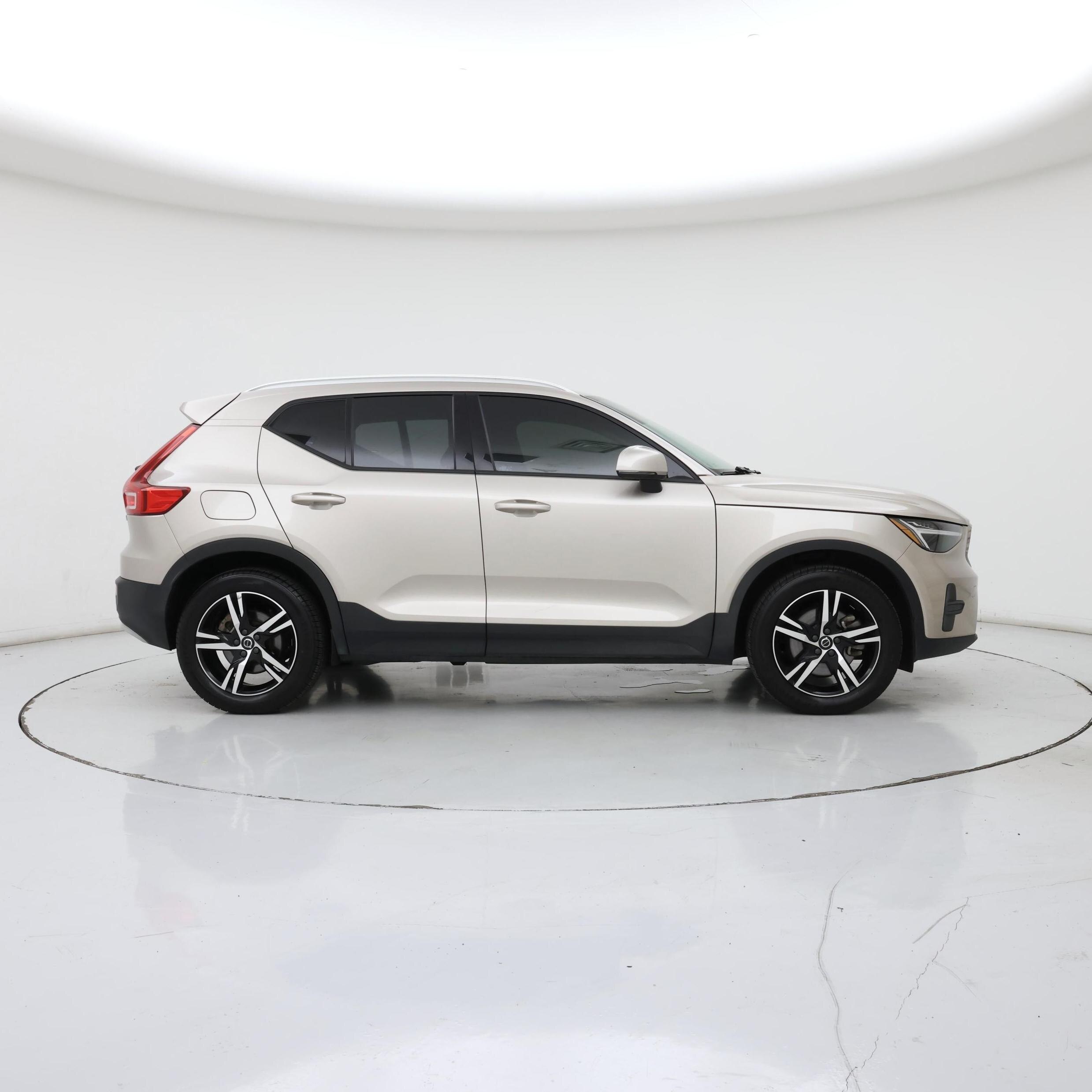 Thumbnail: 2023 Volvo XC40 - 7