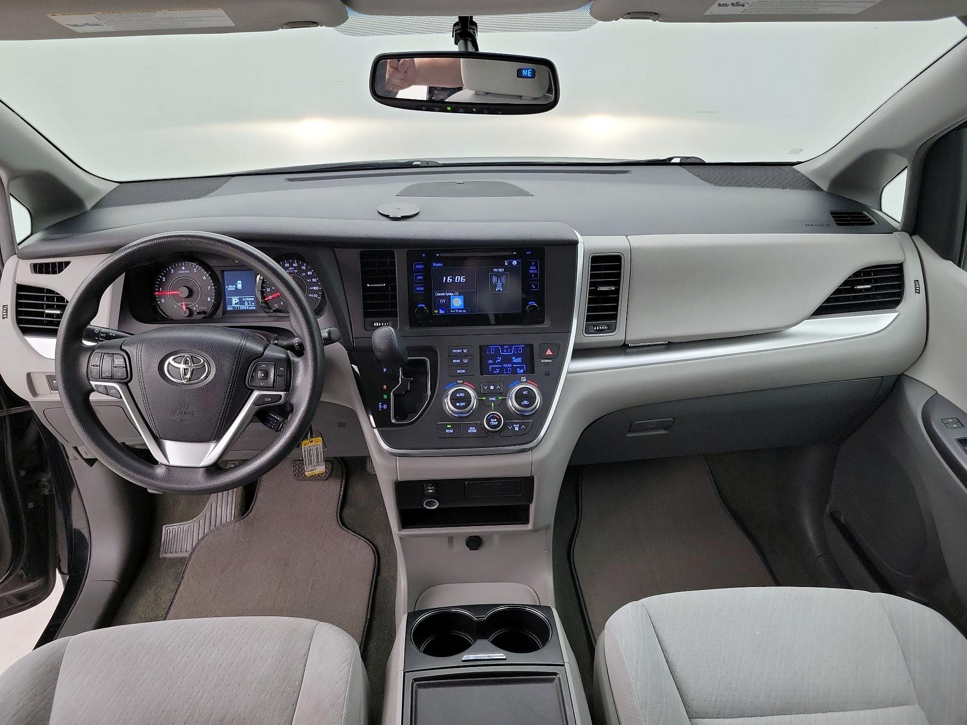 Thumbnail: 2016 Toyota Sienna - 9