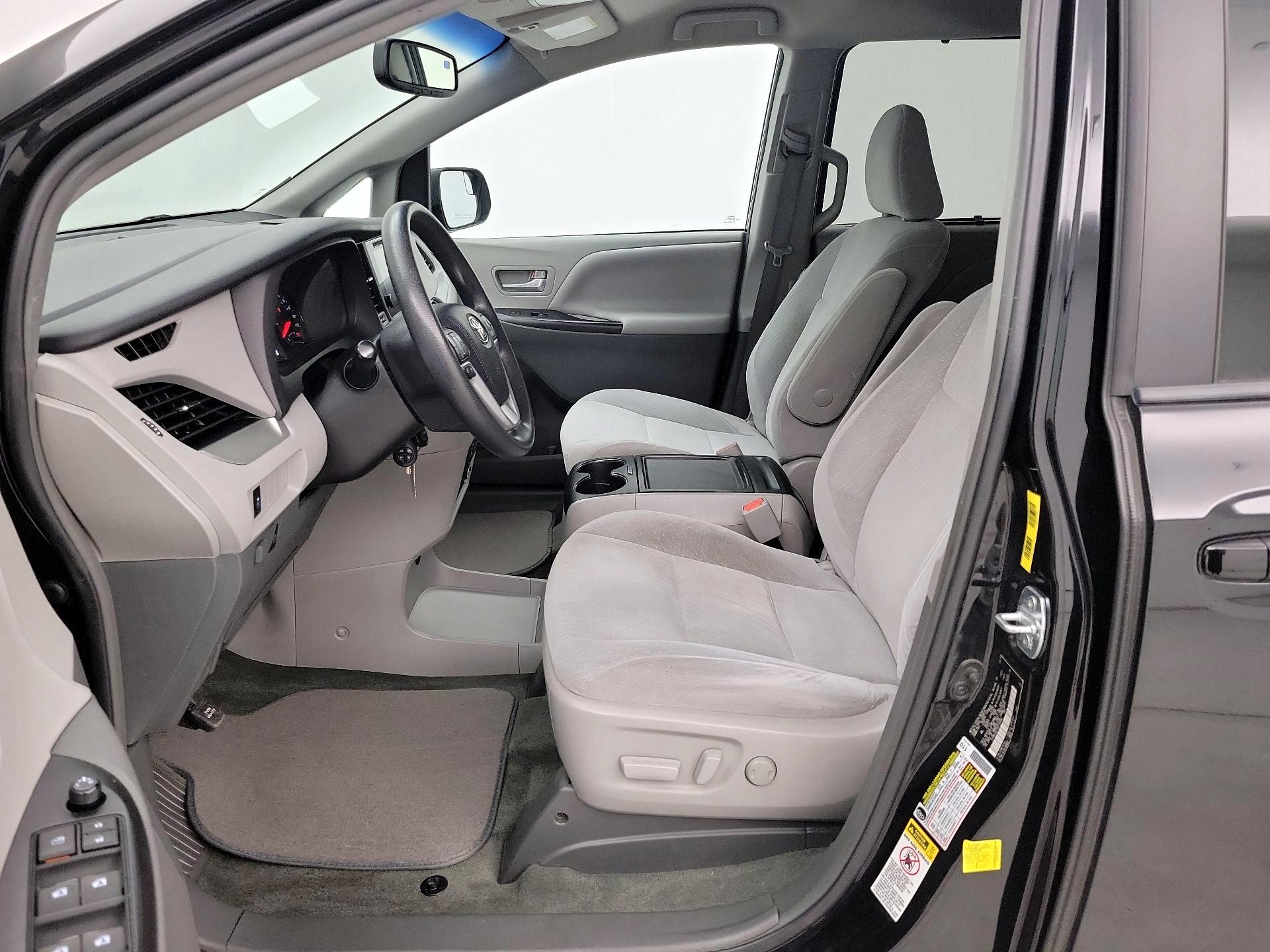 Thumbnail: 2016 Toyota Sienna - 11