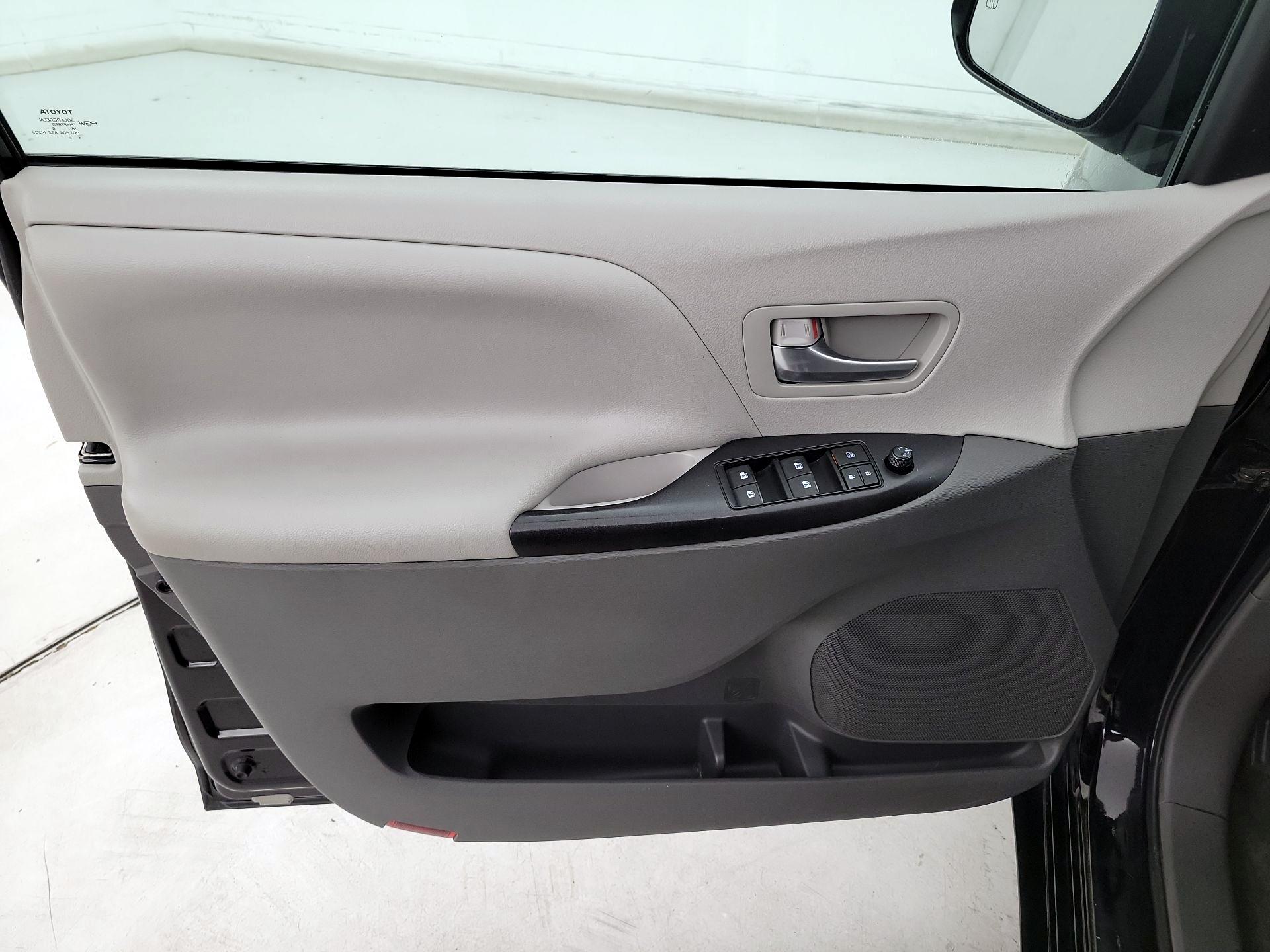 Thumbnail: 2016 Toyota Sienna - 12