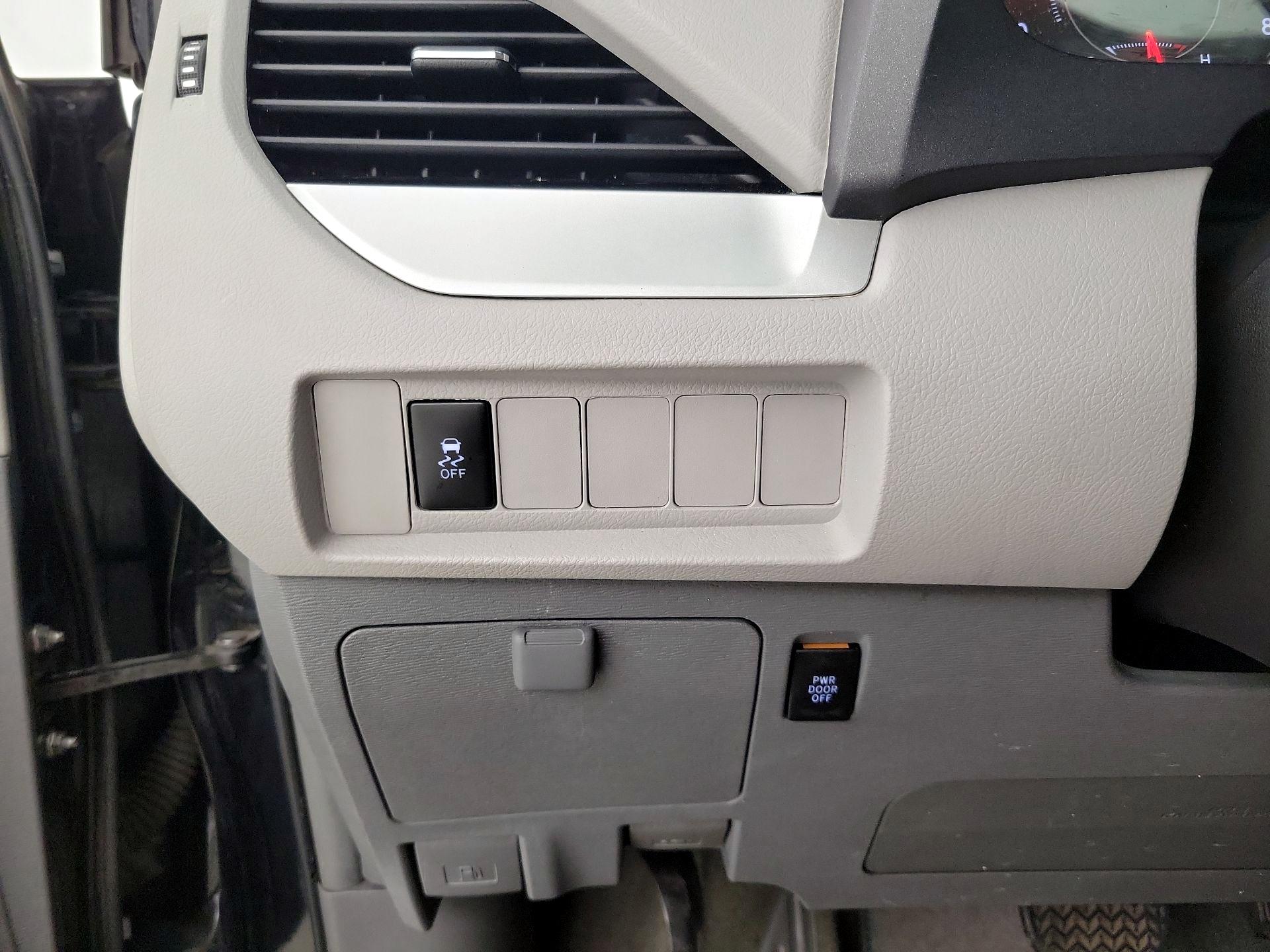 Thumbnail: 2016 Toyota Sienna - 13