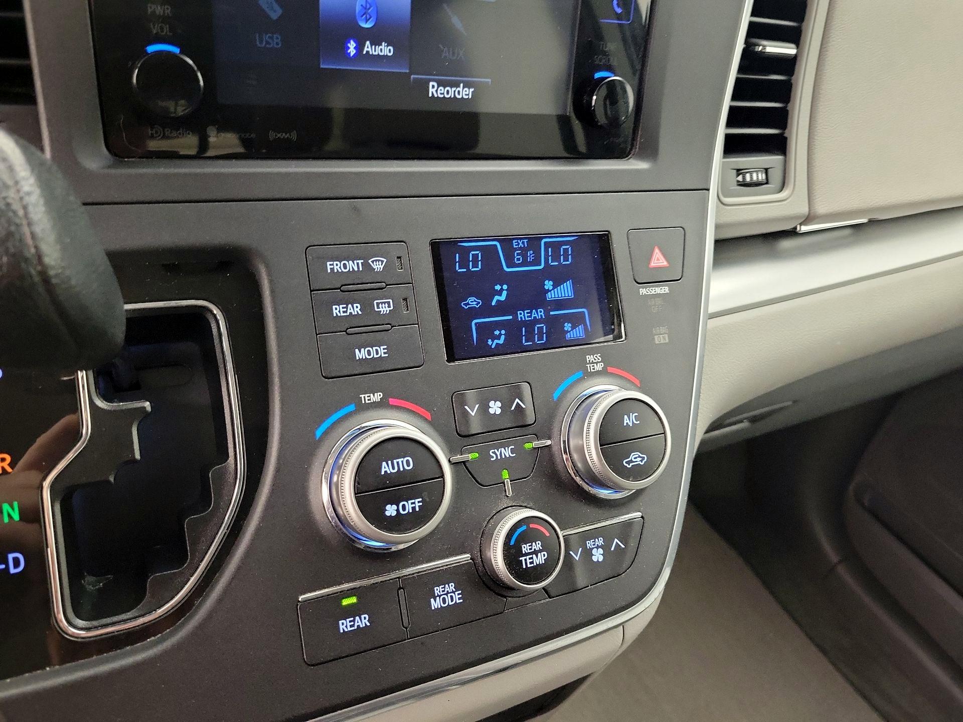Thumbnail: 2016 Toyota Sienna - 16