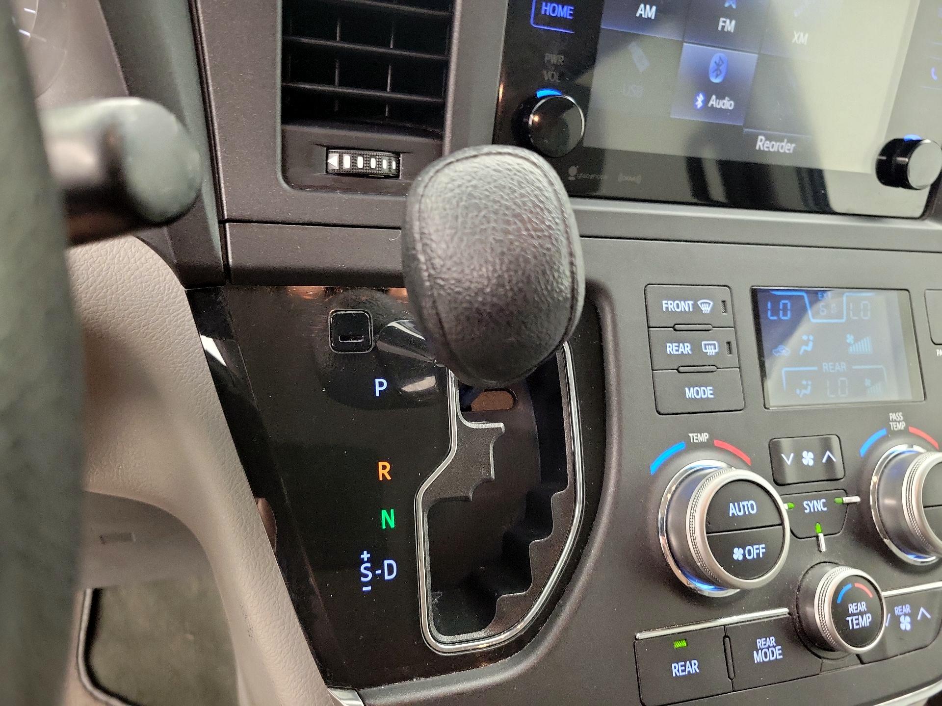 Thumbnail: 2016 Toyota Sienna - 17