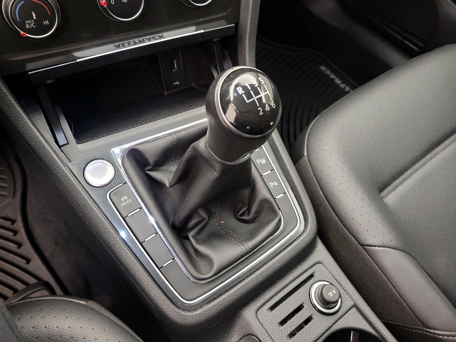 Thumbnail: 2019 Volkswagen Golf - 17