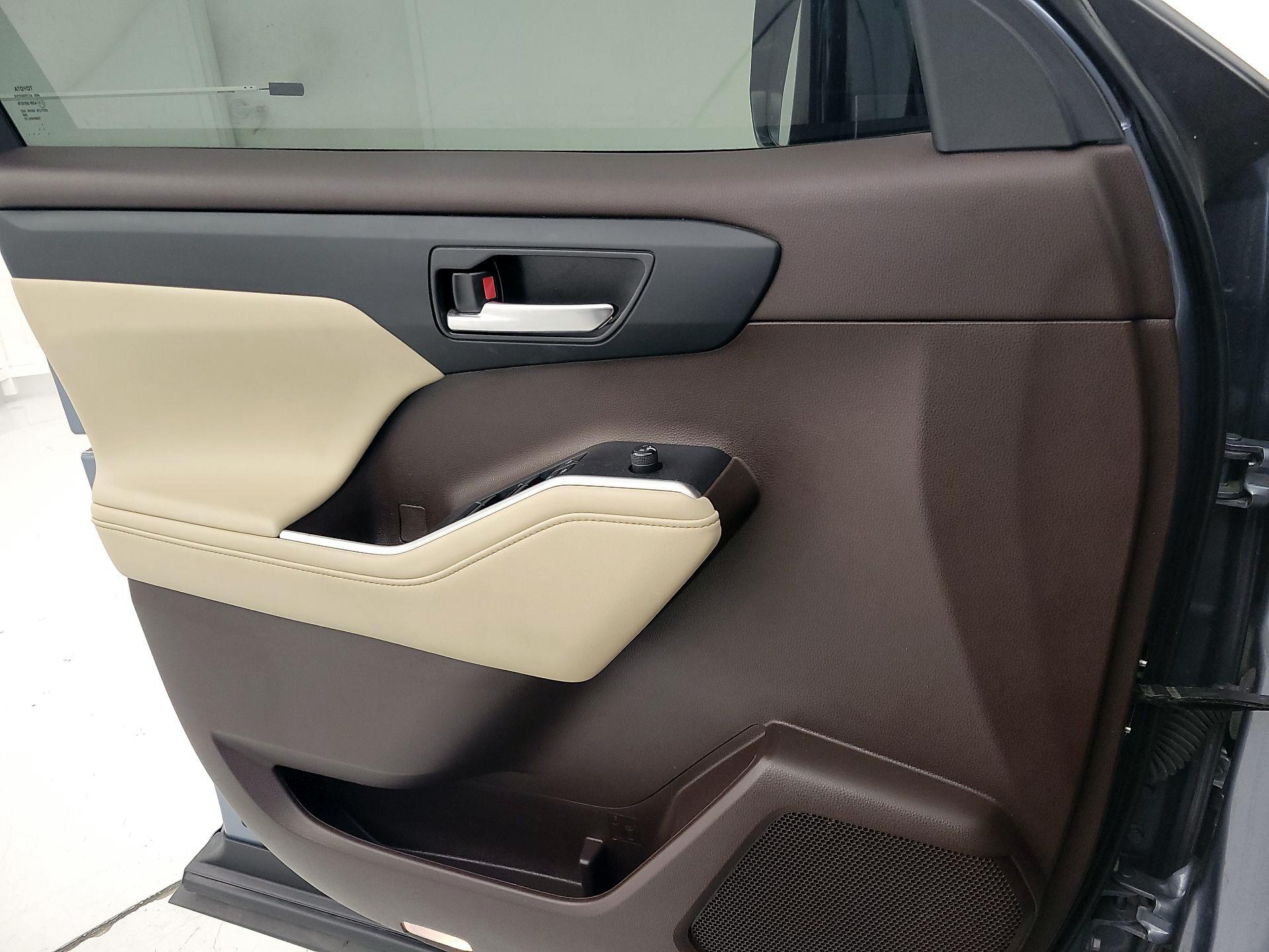 Thumbnail: 2021 Toyota Highlander - 12