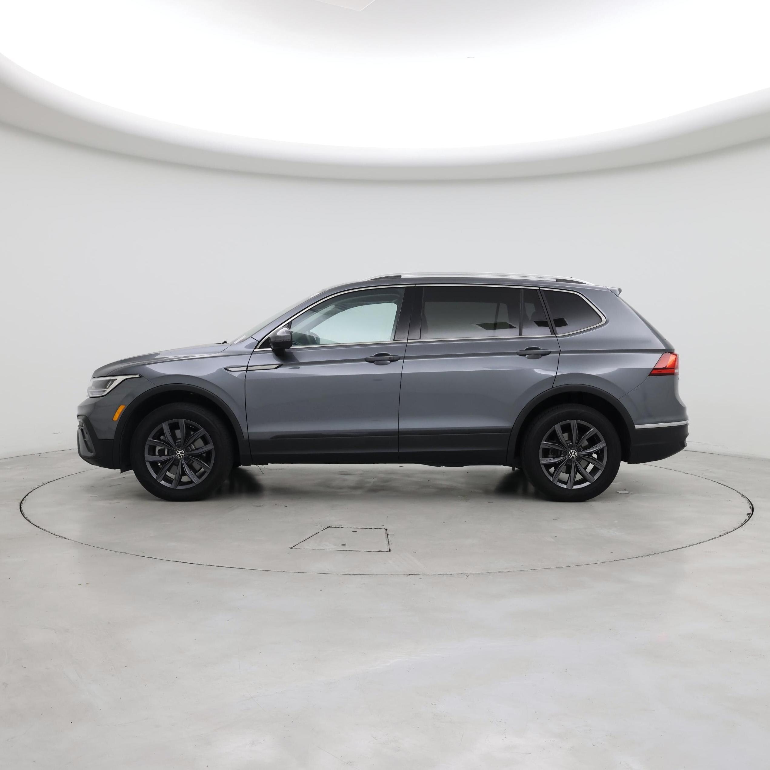 Thumbnail: 2023 Volkswagen Tiguan - 3