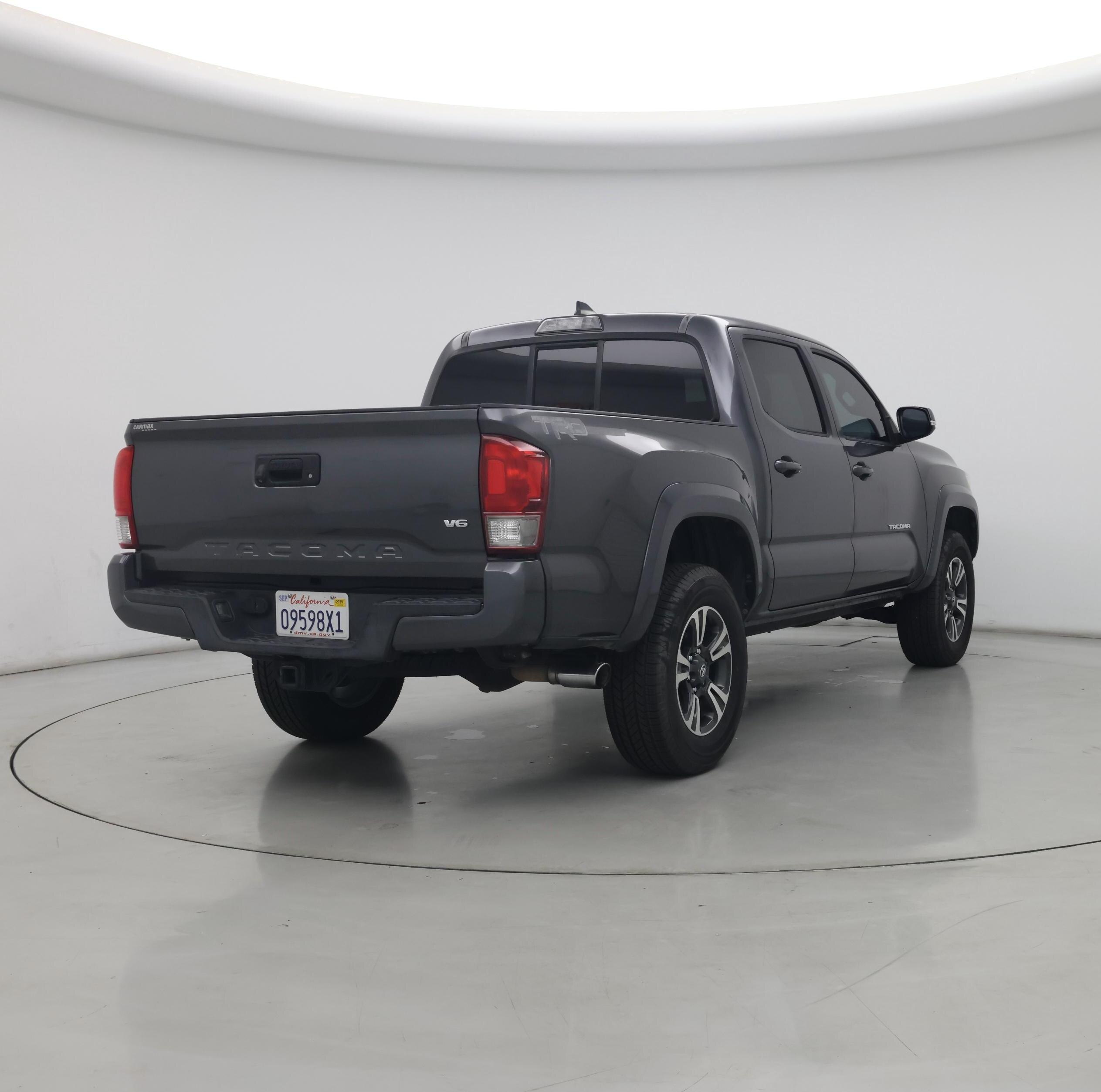 Thumbnail: 2016 Toyota Tacoma - 8