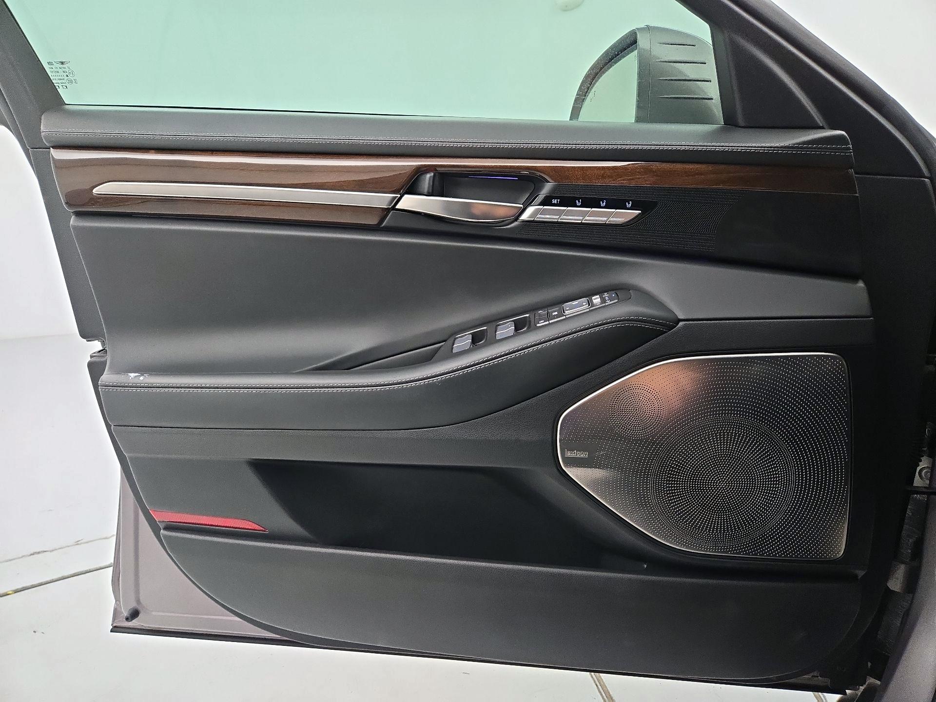 Thumbnail: 2019 Genesis G90 - 12