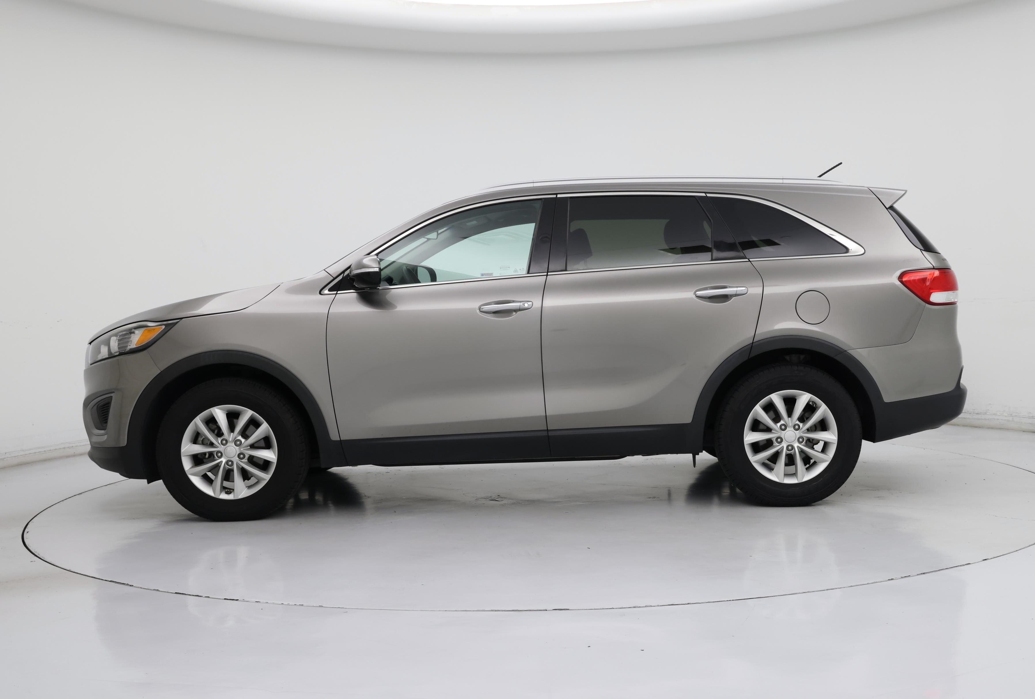 Thumbnail: 2017 Kia Sorento - 3