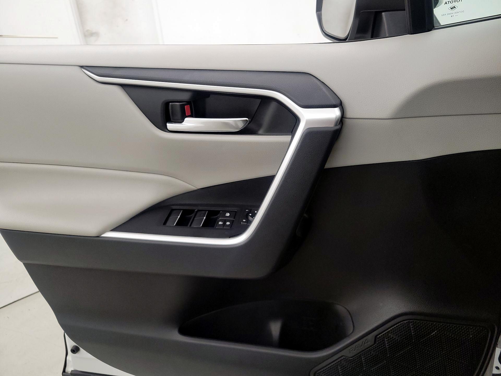 Thumbnail: 2020 Toyota RAV4 - 12