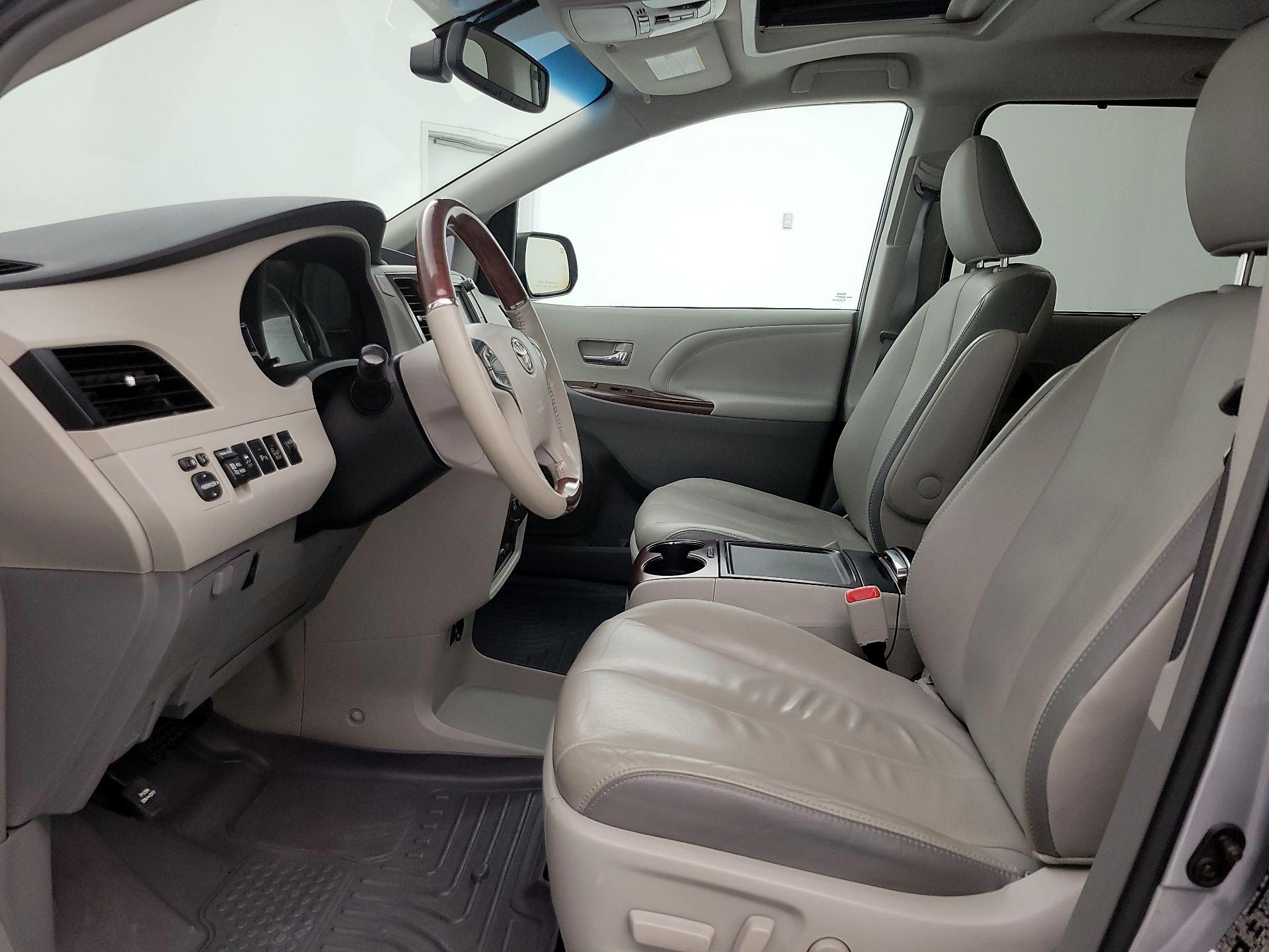 Thumbnail: 2013 Toyota Sienna - 11