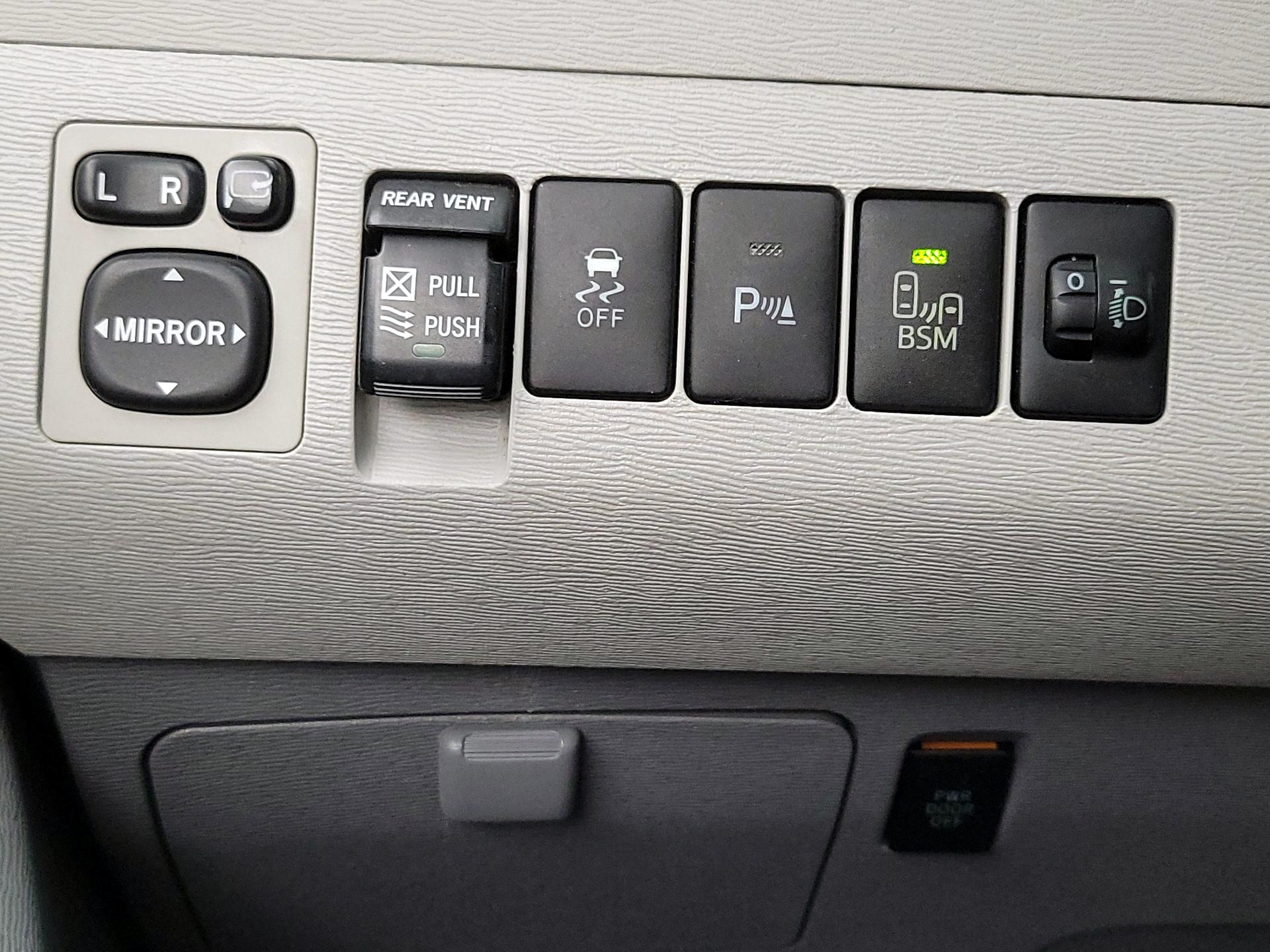 Thumbnail: 2013 Toyota Sienna - 13