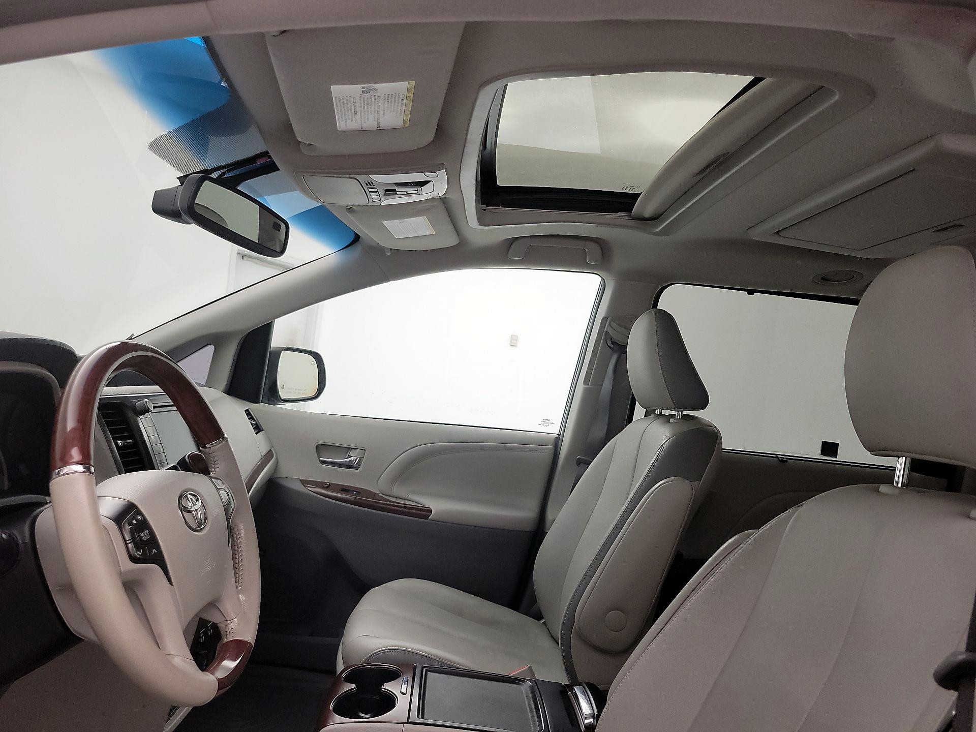 Thumbnail: 2013 Toyota Sienna - 20