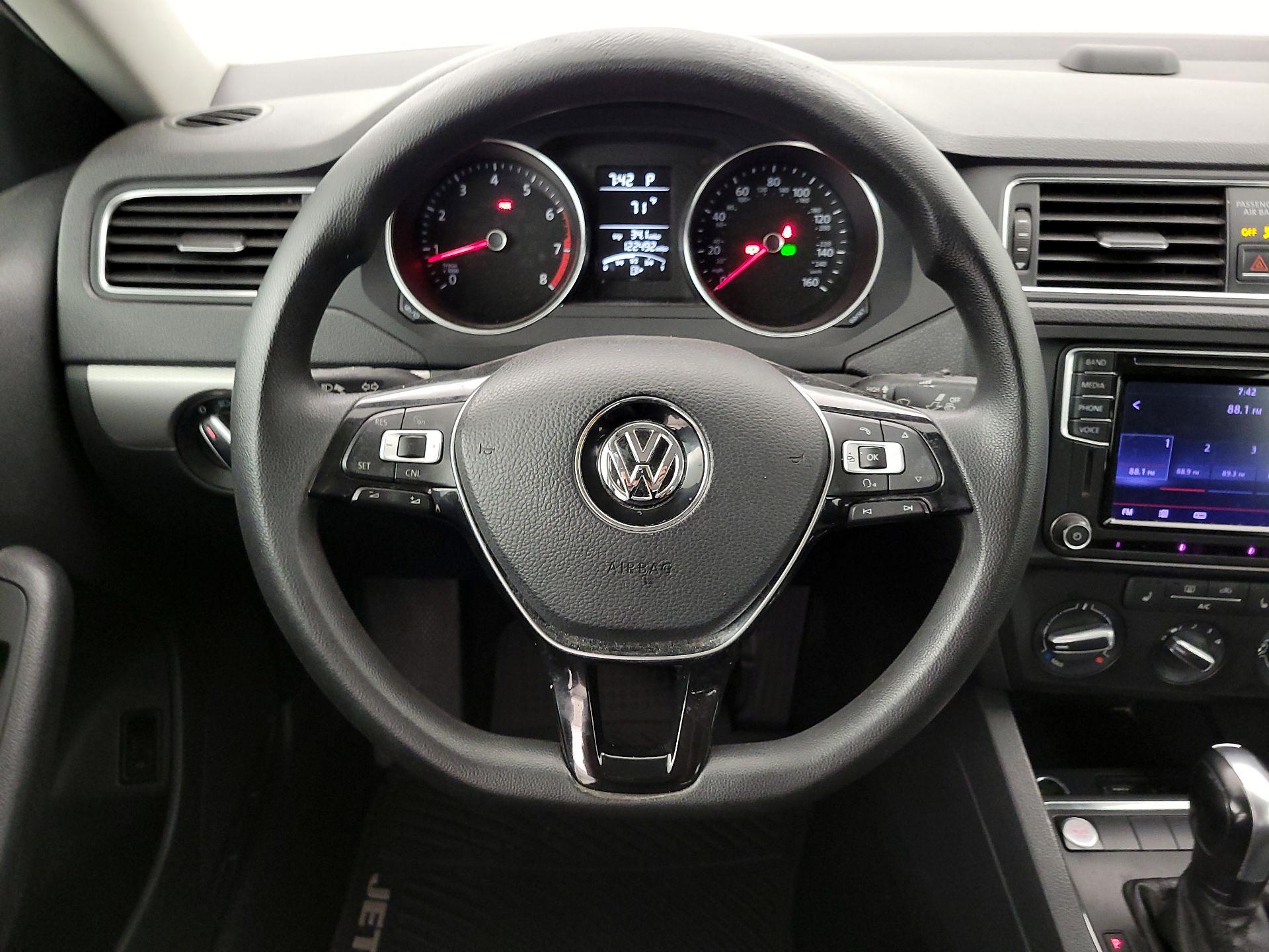 Thumbnail: 2016 Volkswagen Jetta - 10