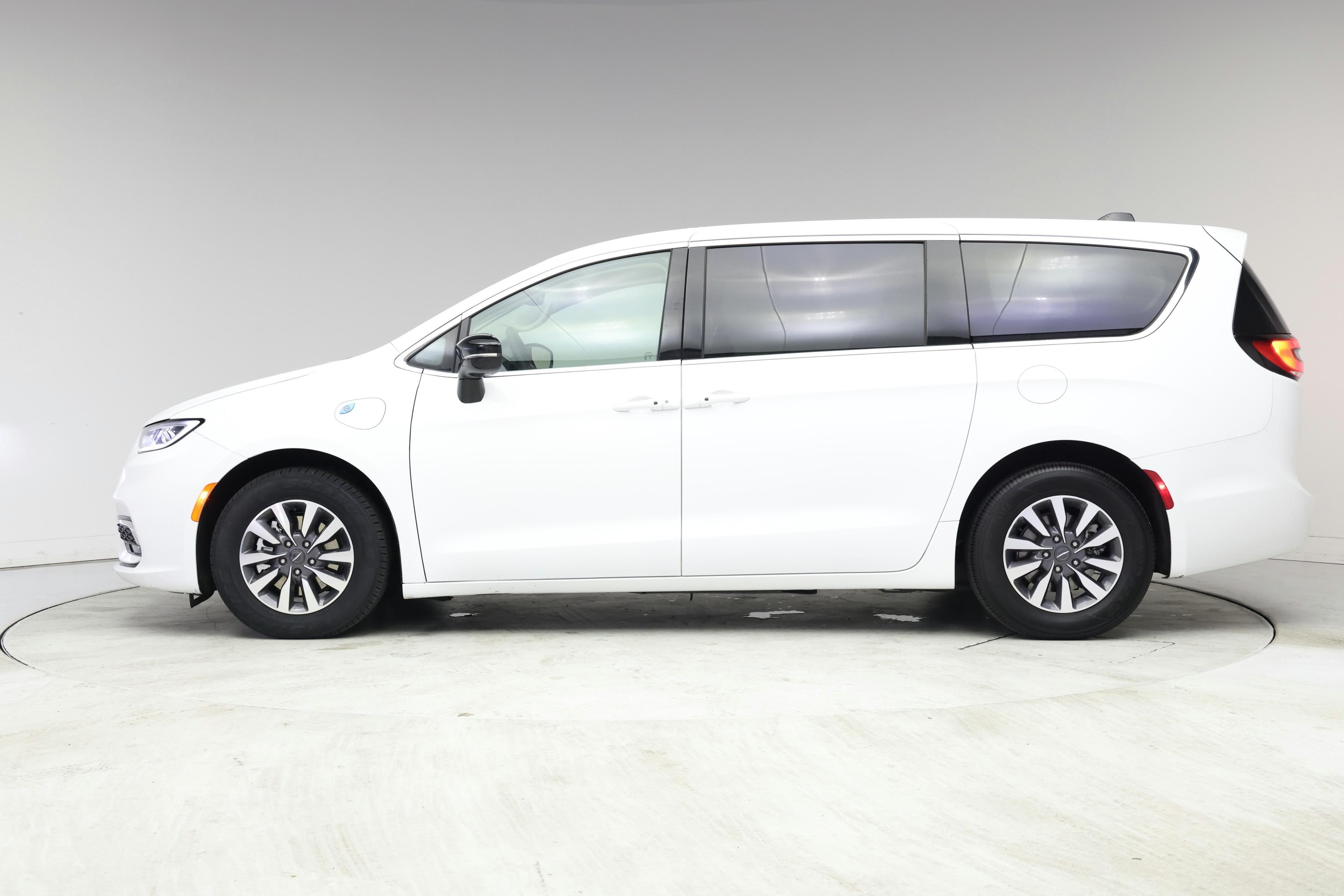 Thumbnail: 2024 Chrysler Pacifica - 3