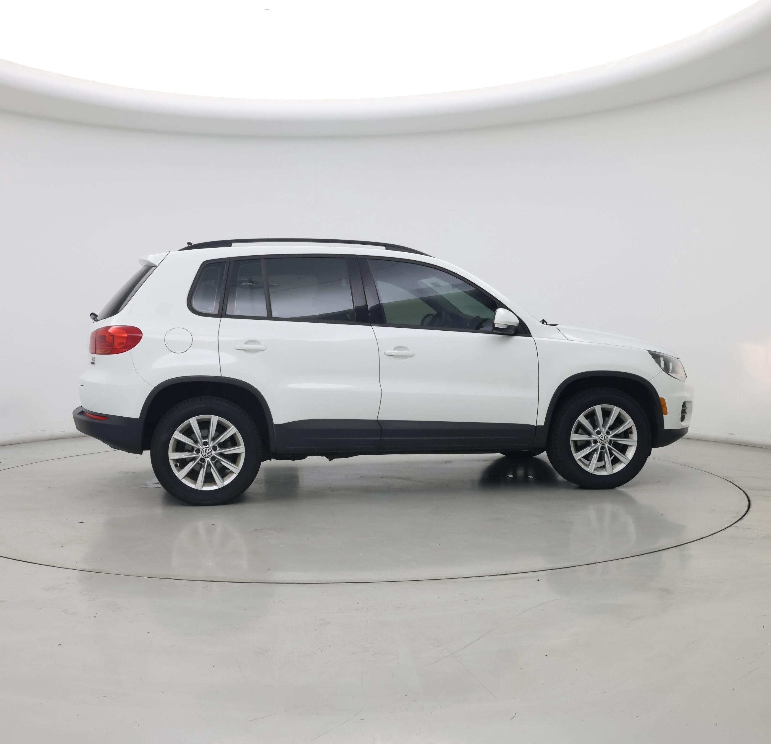 Thumbnail: 2017 Volkswagen Tiguan - 7