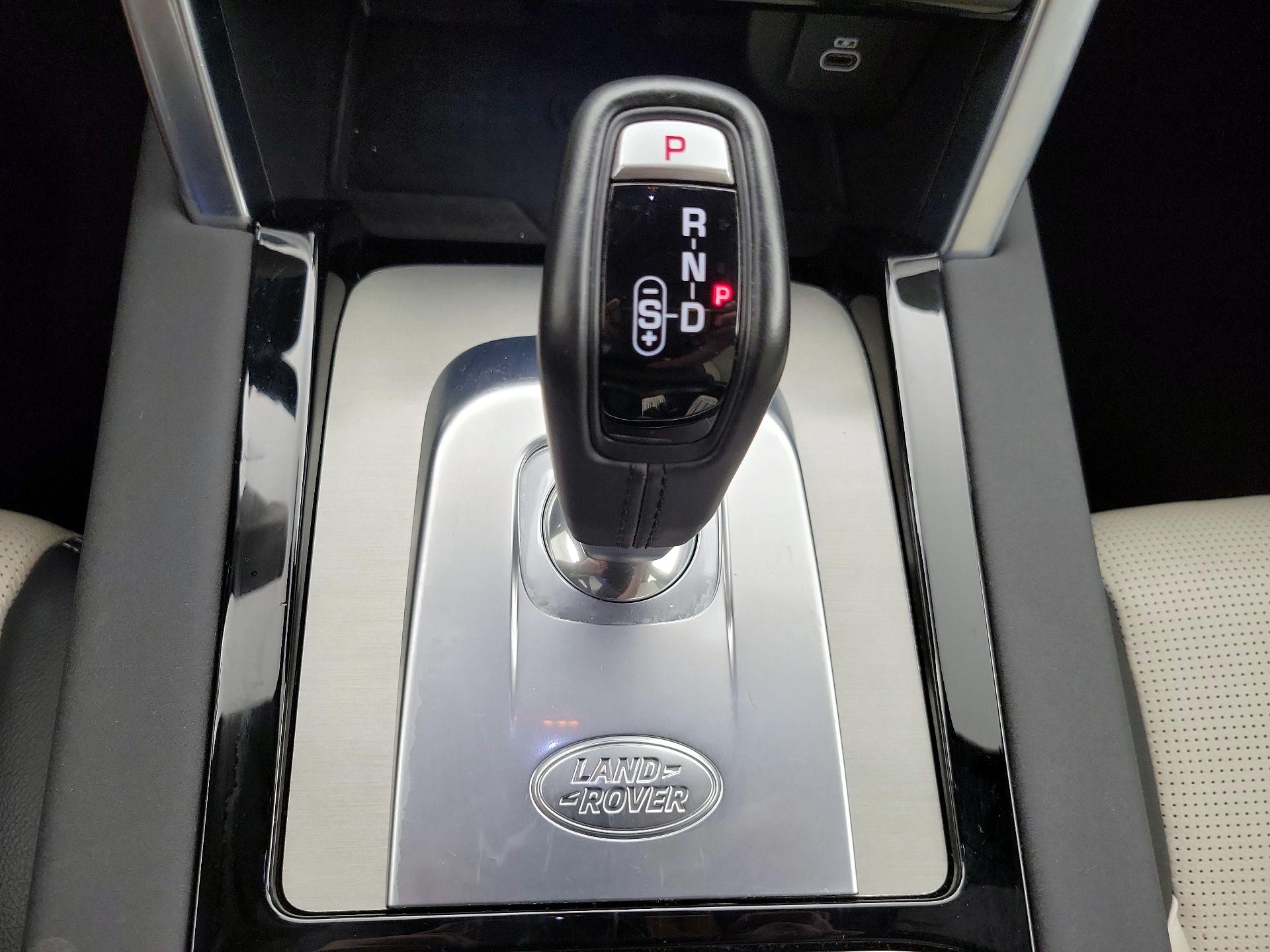 Thumbnail: 2023 Land Rover Discovery Sport - 18