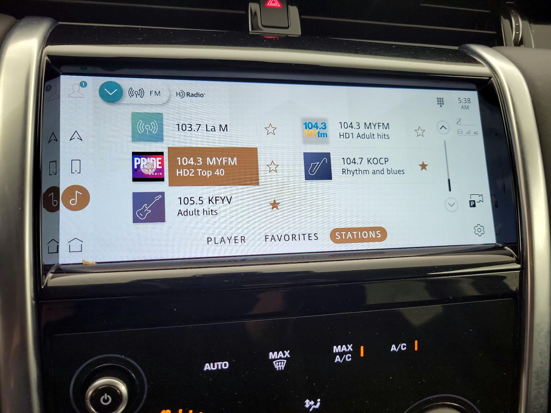 Thumbnail: 2023 Land Rover Discovery Sport - 15