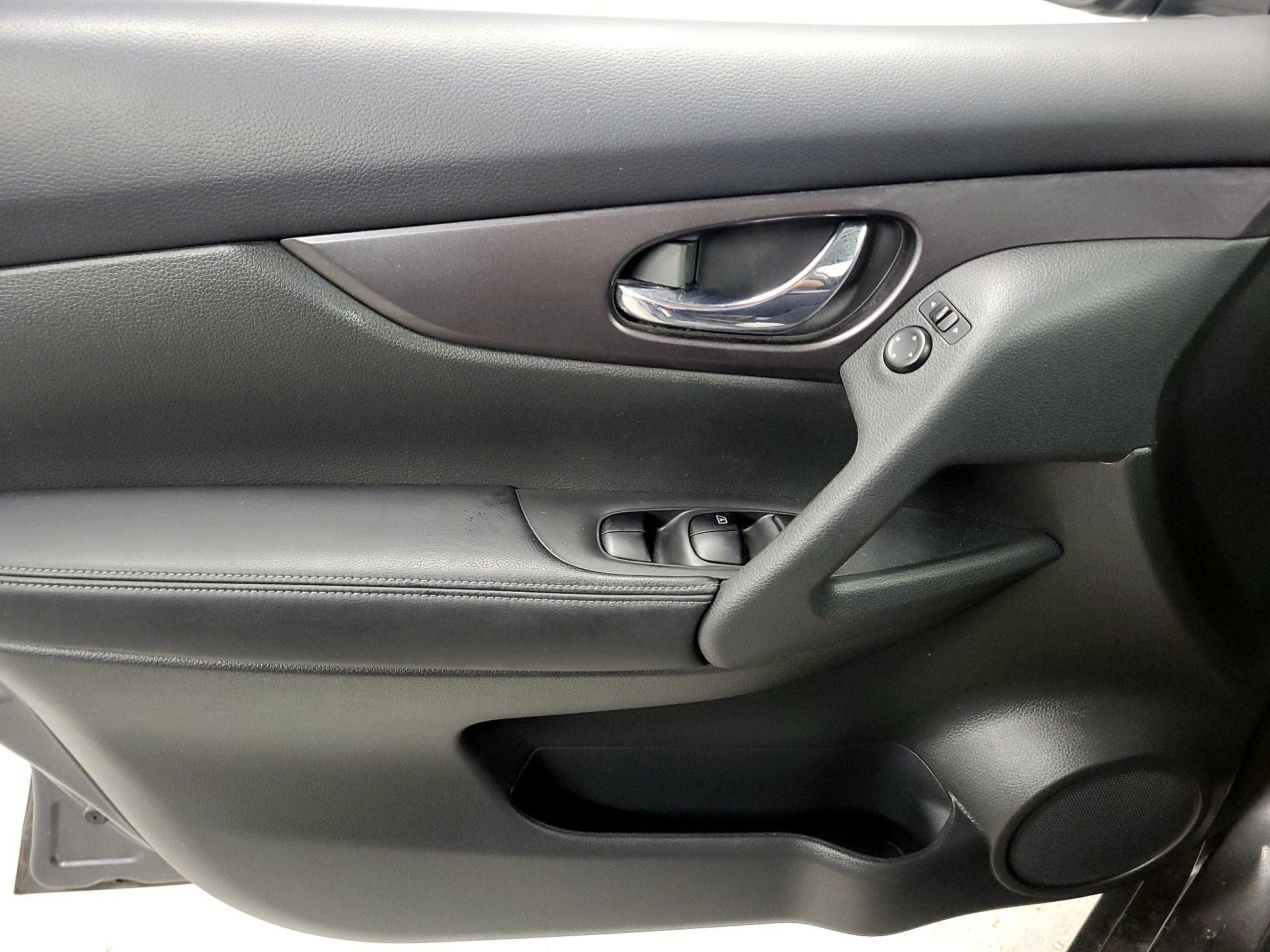 Thumbnail: 2016 Nissan Rogue - 12