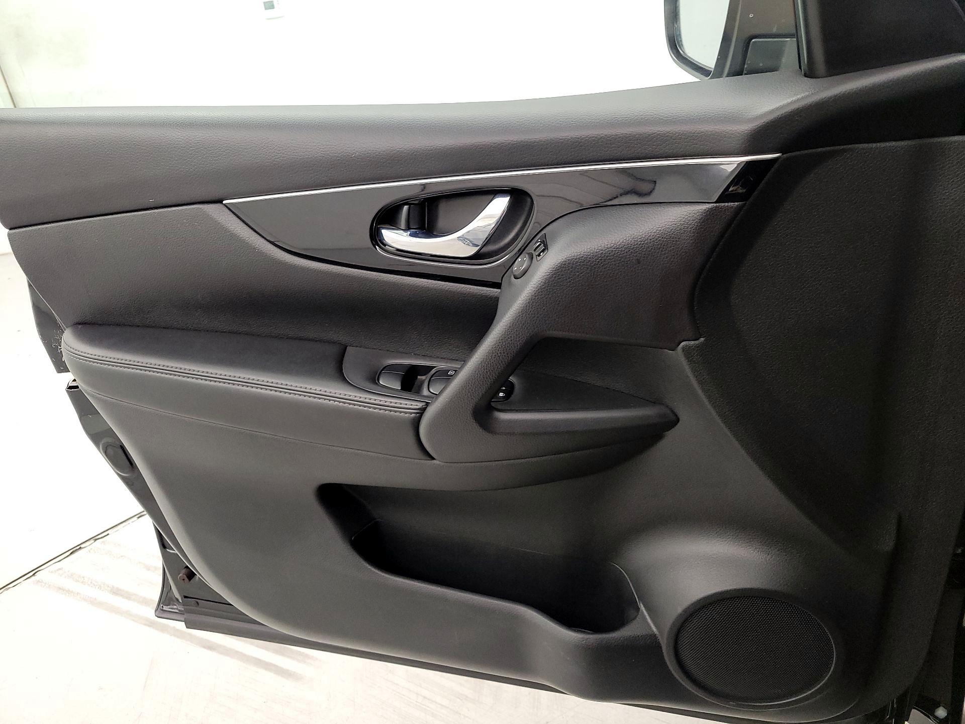 Thumbnail: 2019 Nissan Rogue Sport - 12