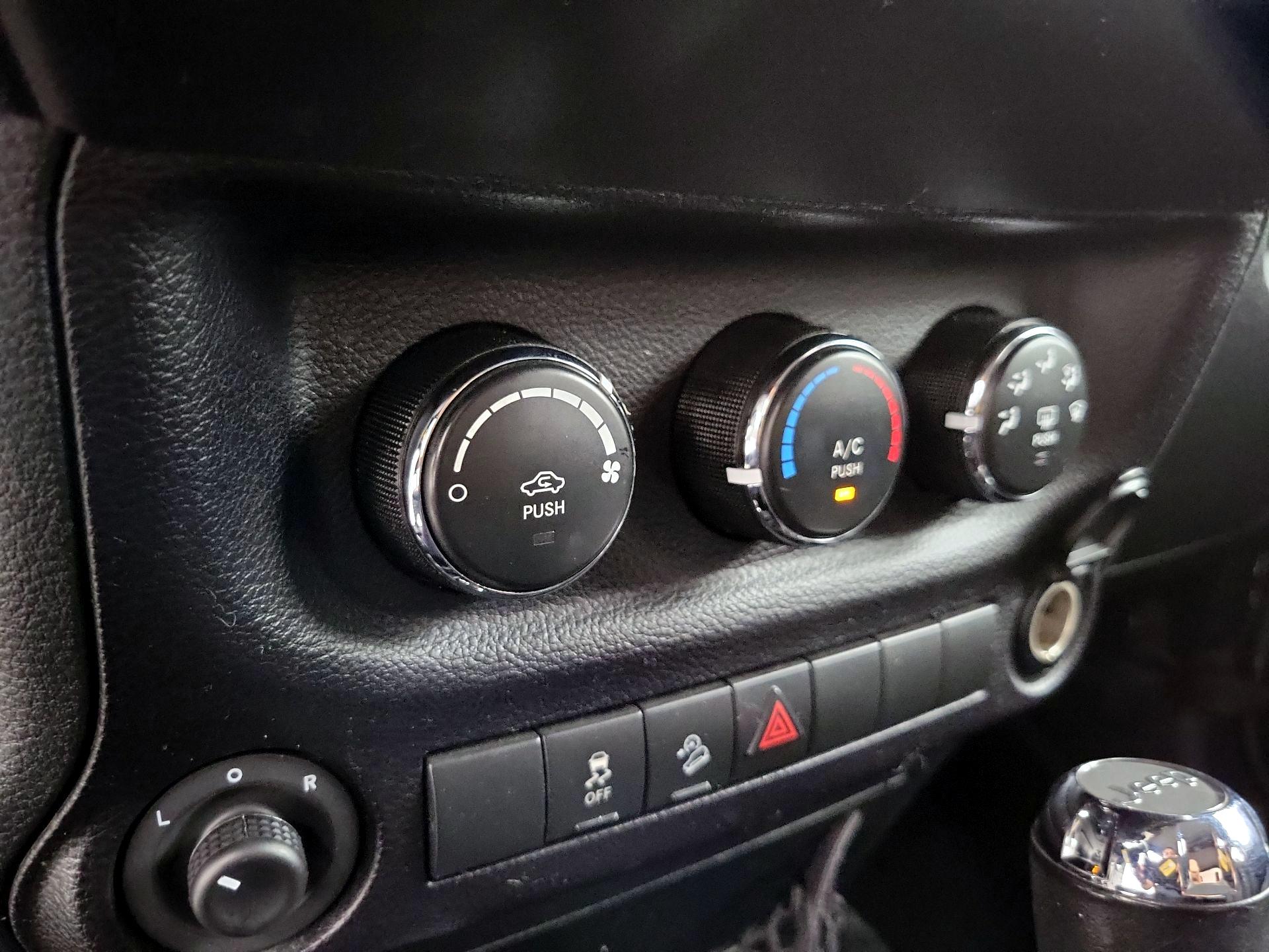 Thumbnail: 2015 Jeep Wrangler - 14