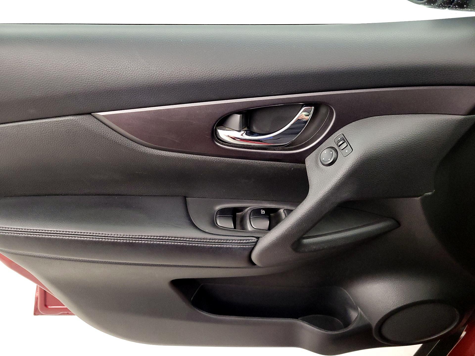 Thumbnail: 2016 Nissan Rogue - 12