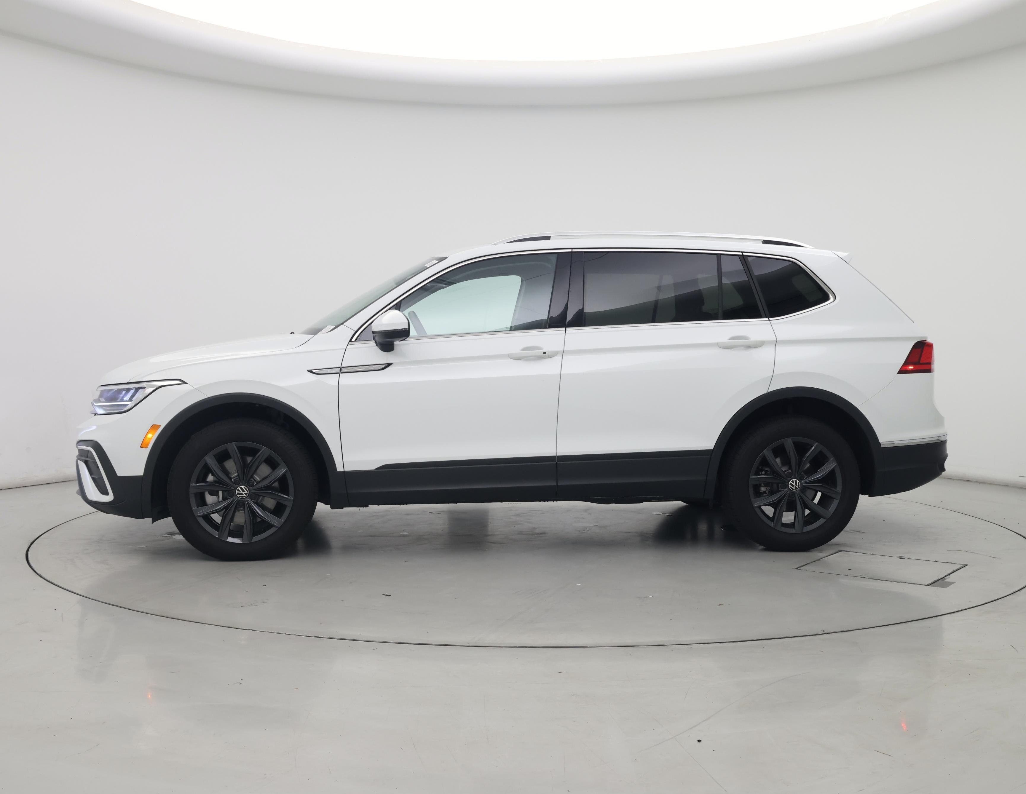 Thumbnail: 2024 Volkswagen Tiguan - 3