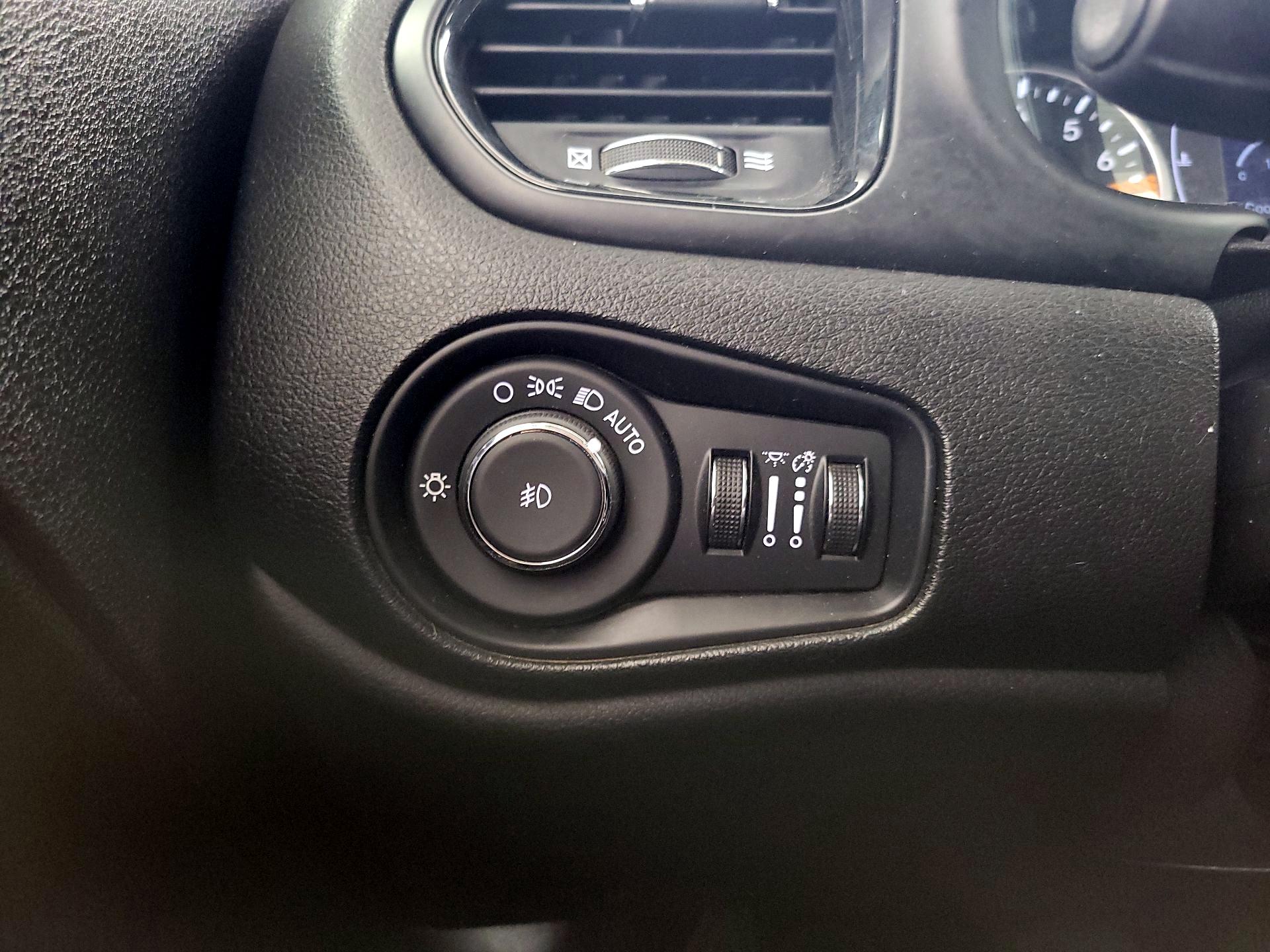 Thumbnail: 2019 Jeep Renegade - 13