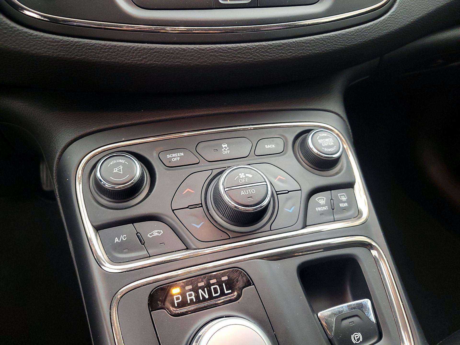 Thumbnail: 2015 Chrysler 200 - 17