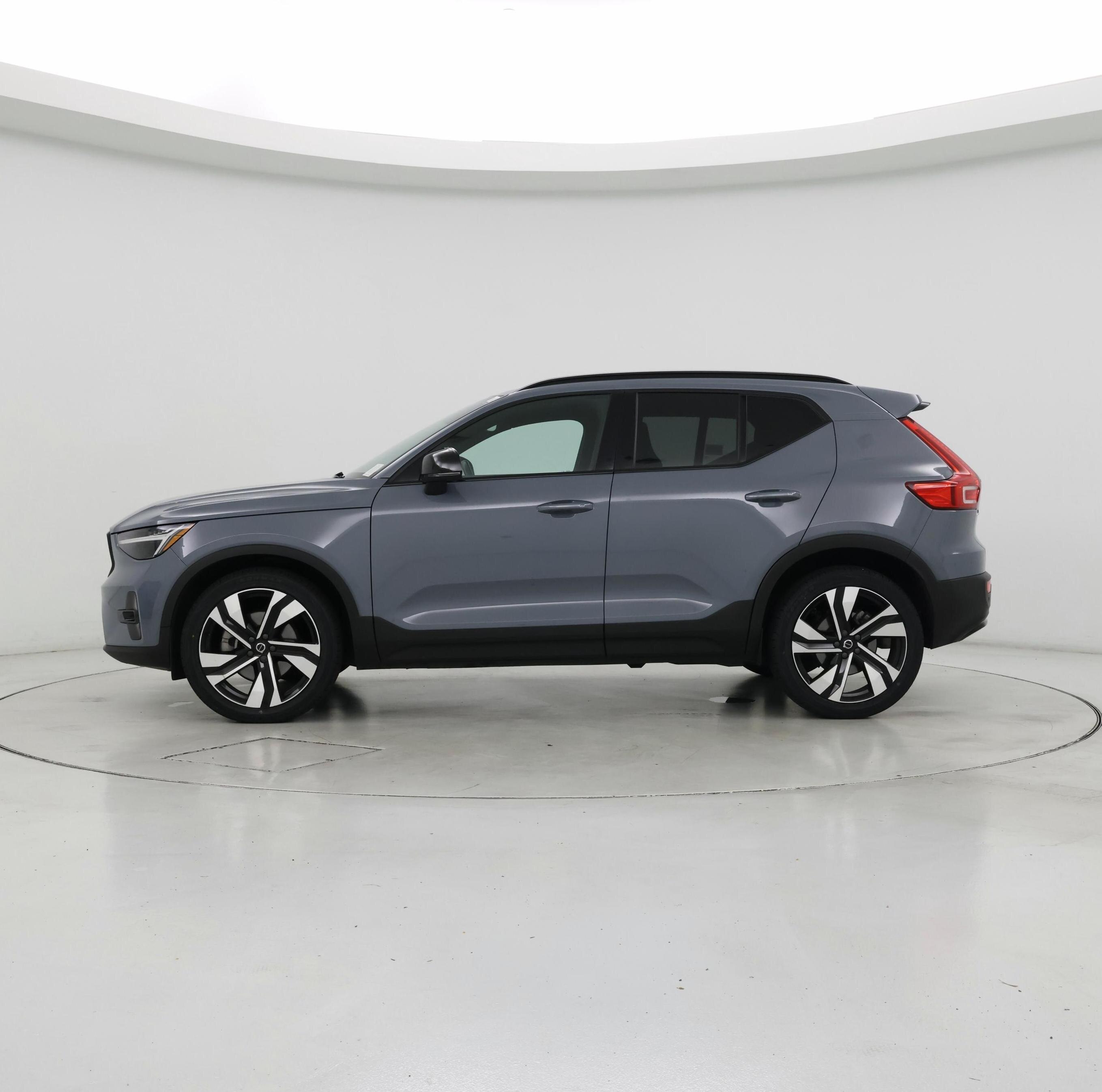 Thumbnail: 2023 Volvo XC40 - 3
