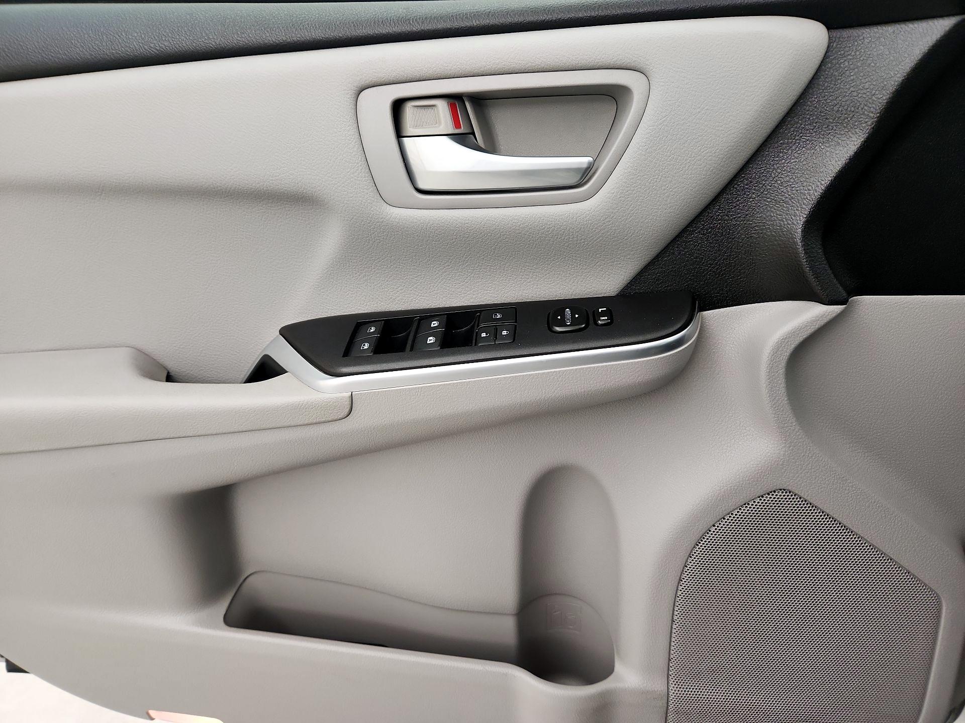Thumbnail: 2016 Toyota Camry - 12