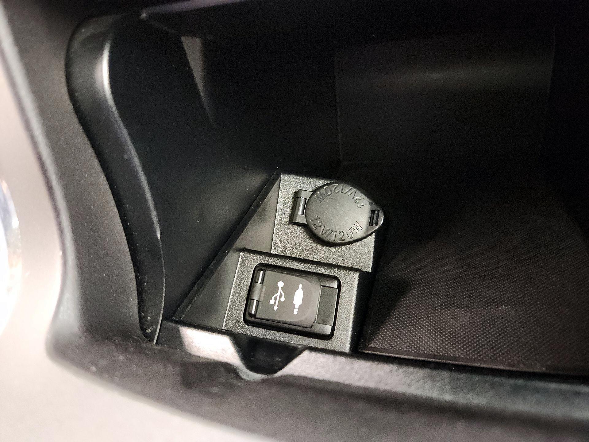 Thumbnail: 2016 Toyota Camry - 17