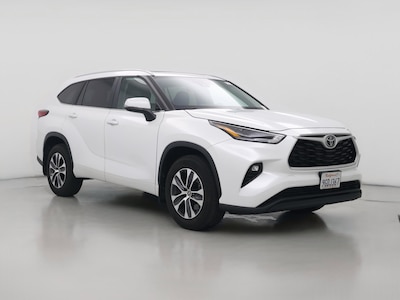White 2023 Toyota Highlander XLE
