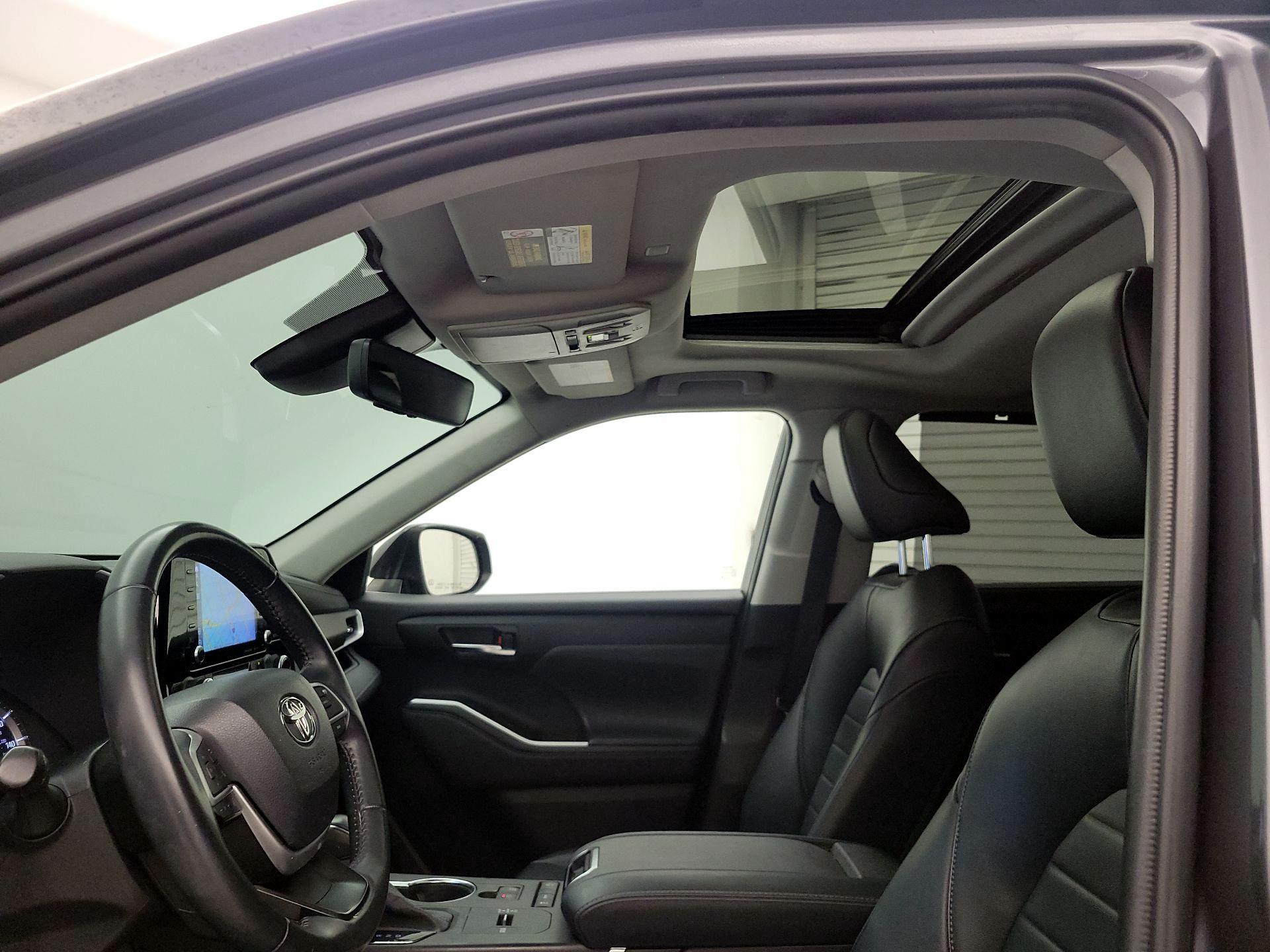 Thumbnail: 2022 Toyota Highlander - 20