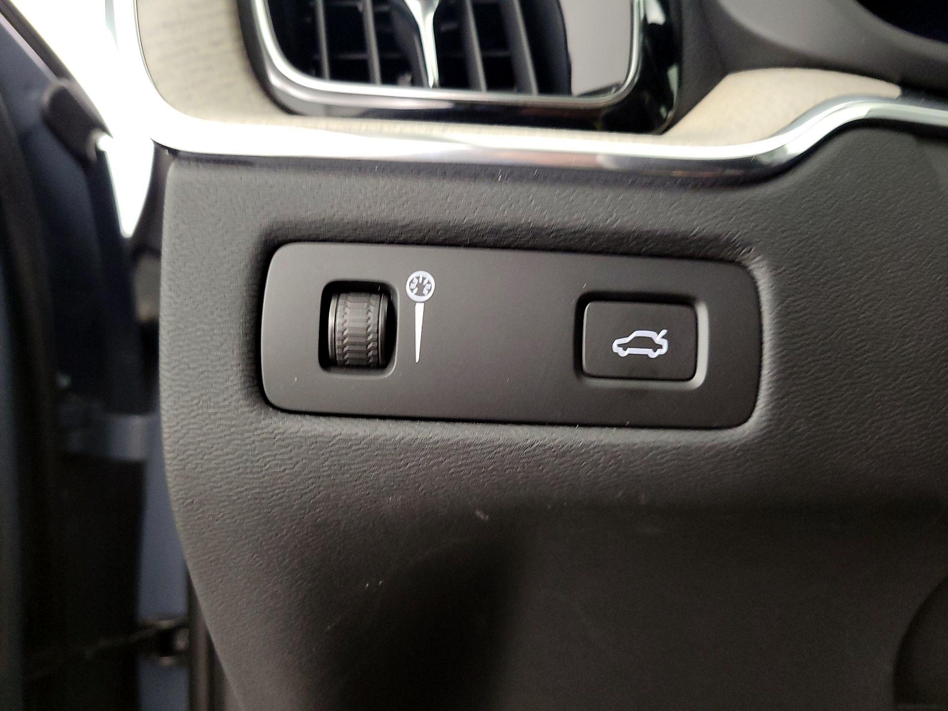 Thumbnail: 2022 Volvo XC60 - 13