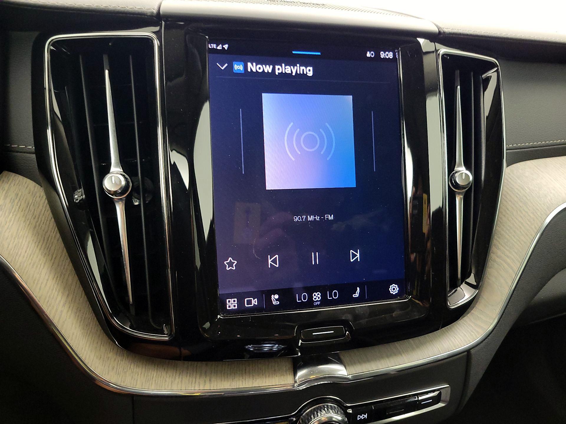 Thumbnail: 2022 Volvo XC60 - 16