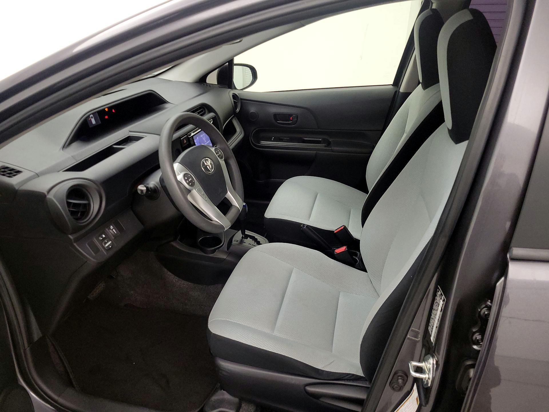 Thumbnail: 2015 Toyota Prius c - 11