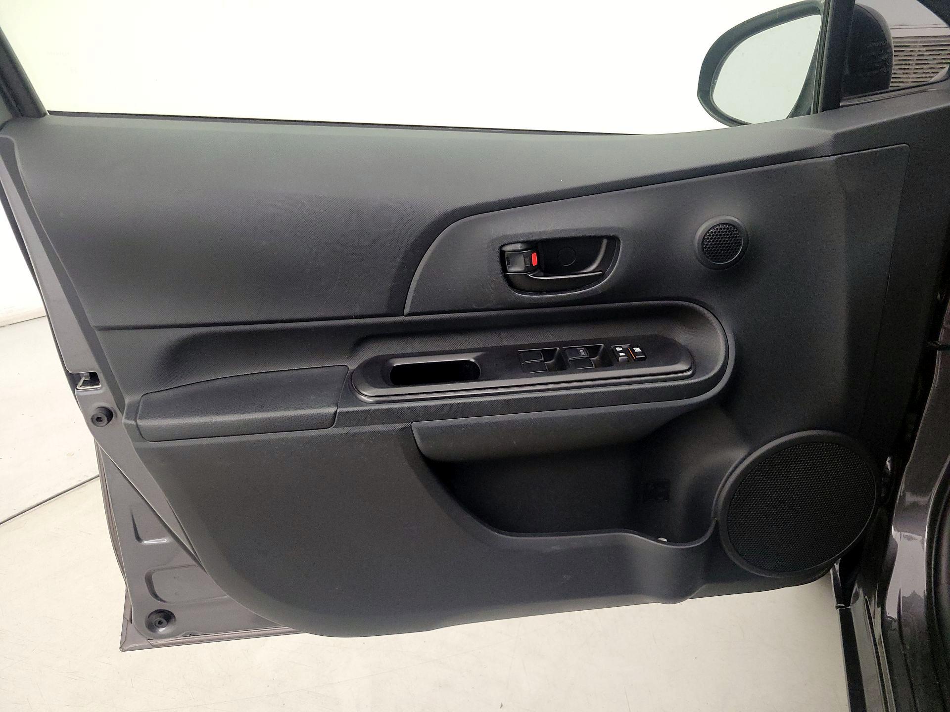 Thumbnail: 2015 Toyota Prius c - 12