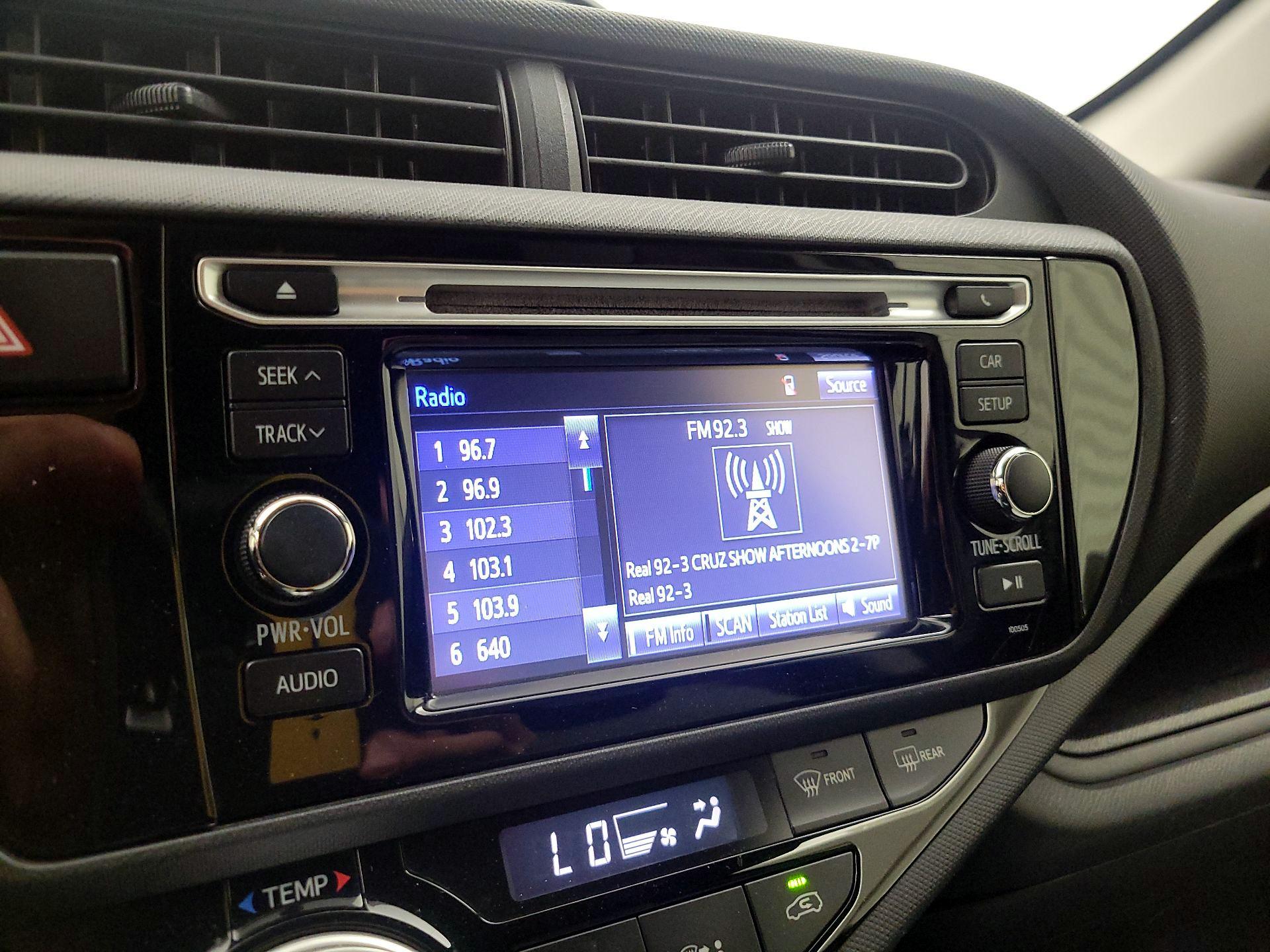 Thumbnail: 2015 Toyota Prius c - 14