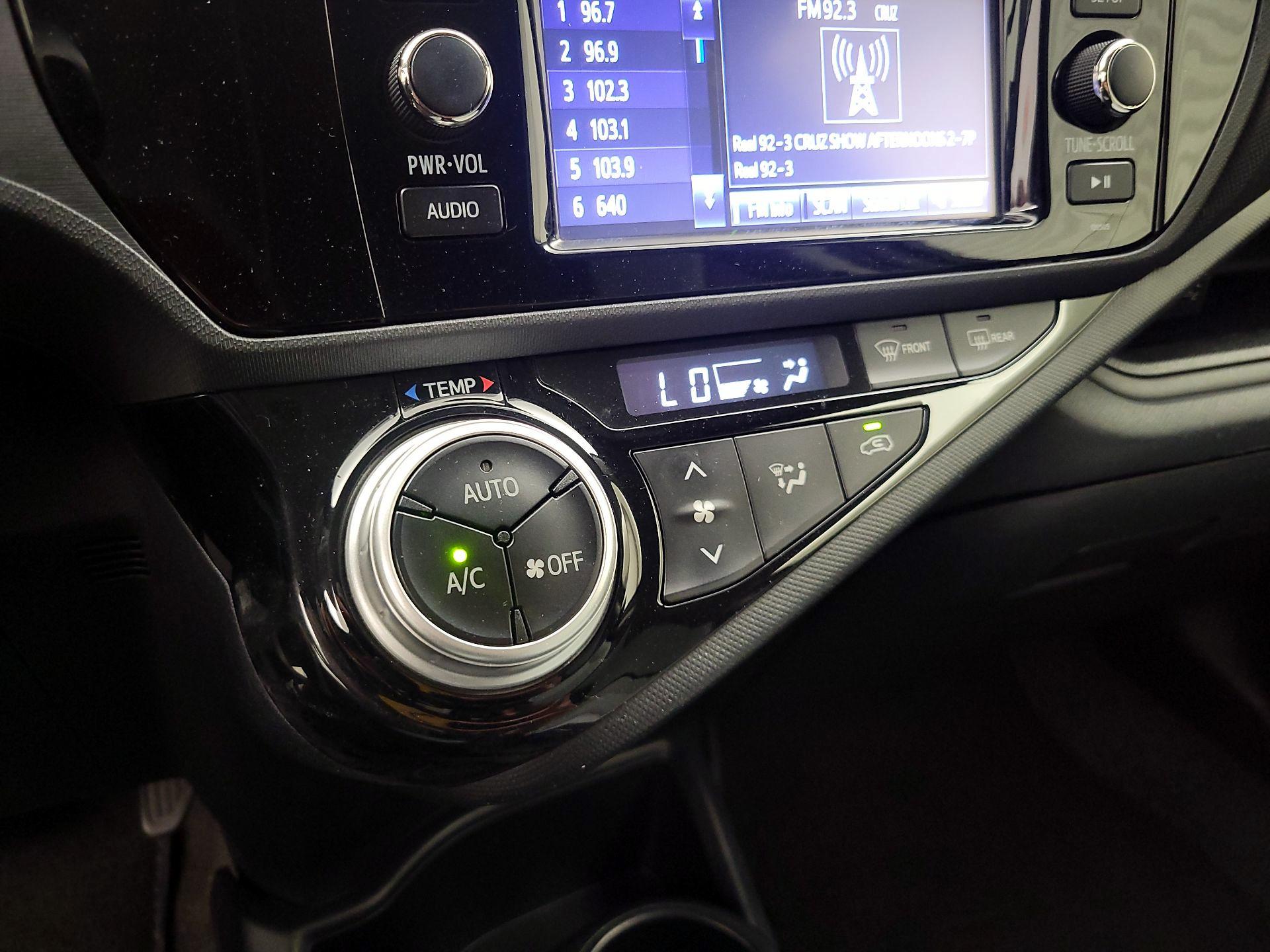Thumbnail: 2015 Toyota Prius c - 15
