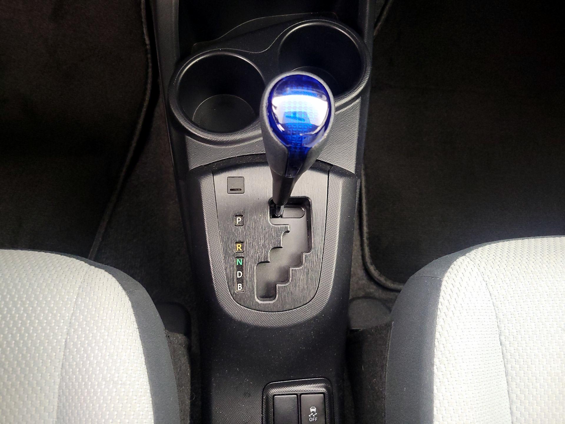 Thumbnail: 2015 Toyota Prius c - 16