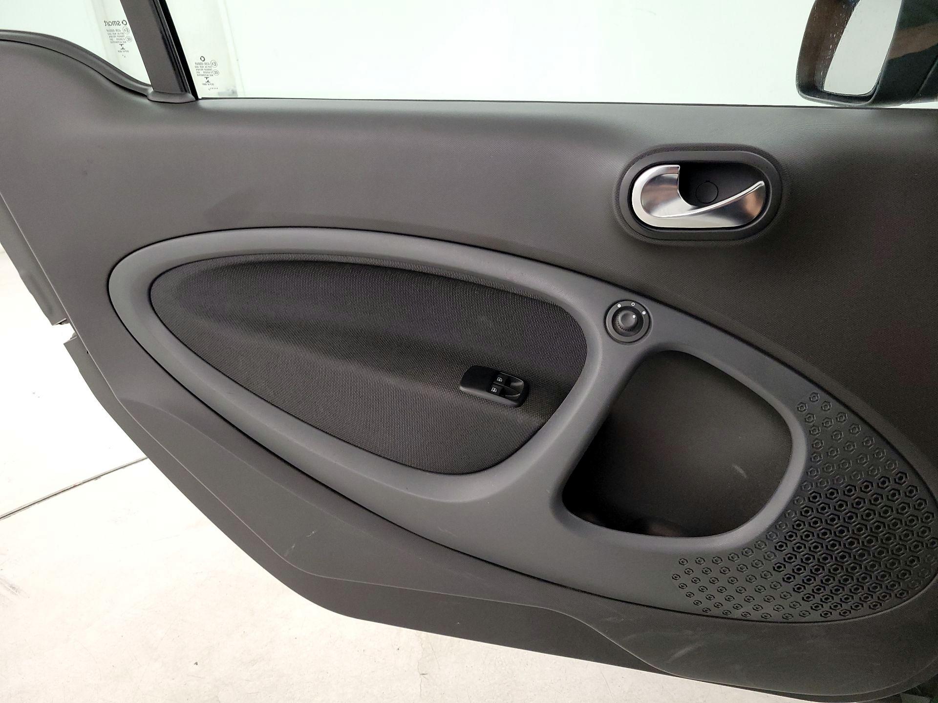 Thumbnail: 2017 smart fortwo - 12